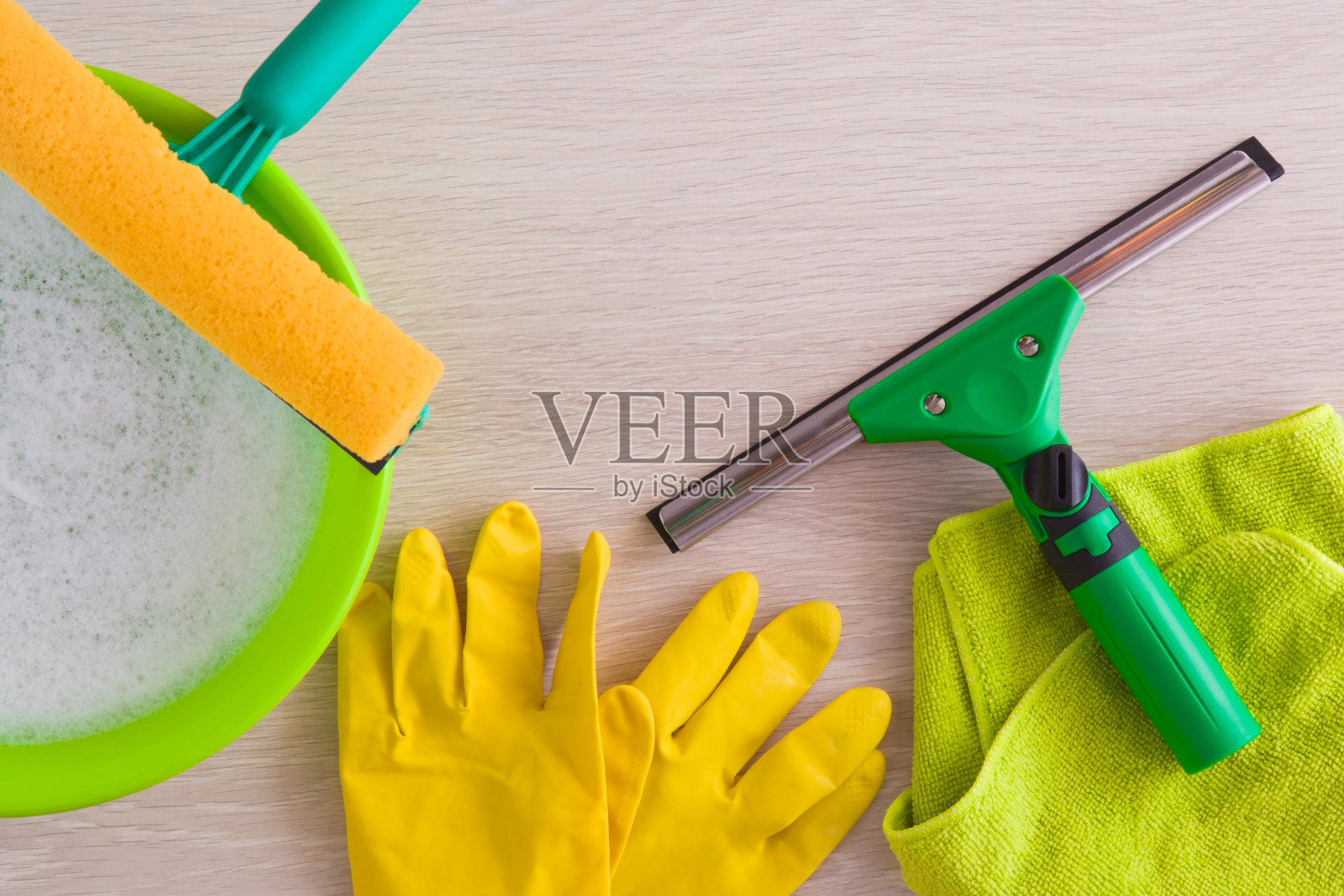 专业的窗户清洗设备。早春窗户清洁。照片摄影图片