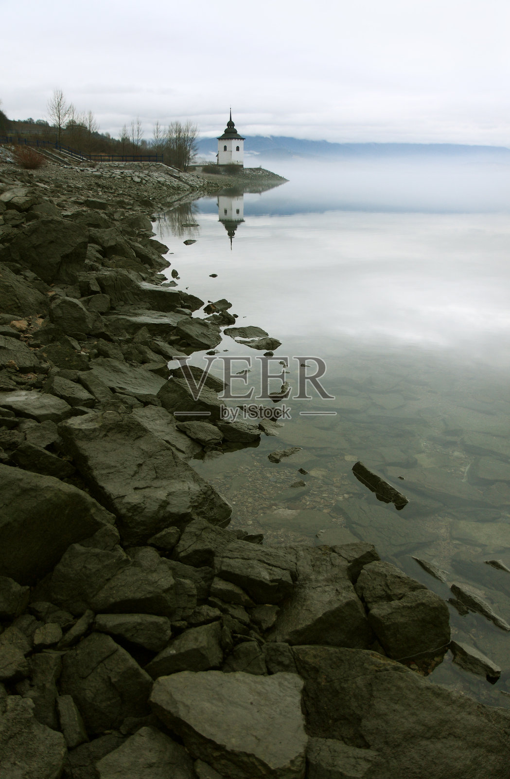 湖边一座孤独的教堂照片摄影图片