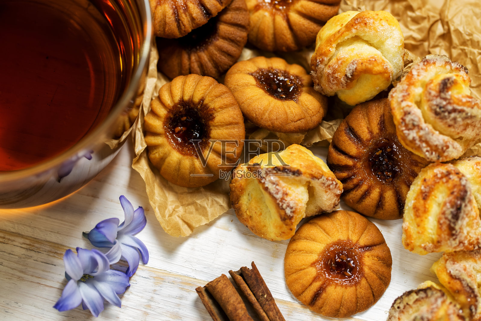 斯里兰卡红茶配新鲜烘焙的饼干照片摄影图片