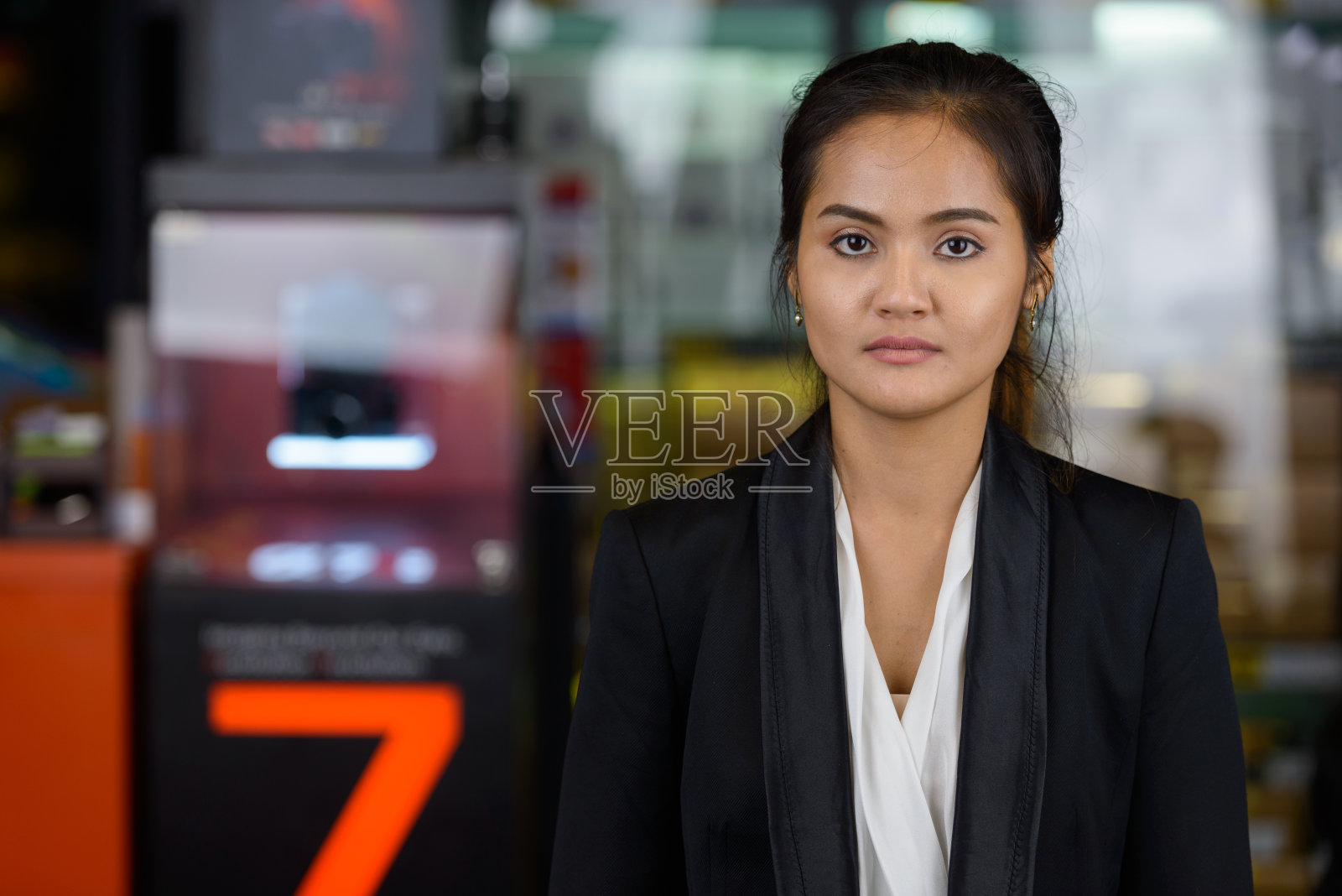 城里年轻美丽的亚洲女商人照片摄影图片