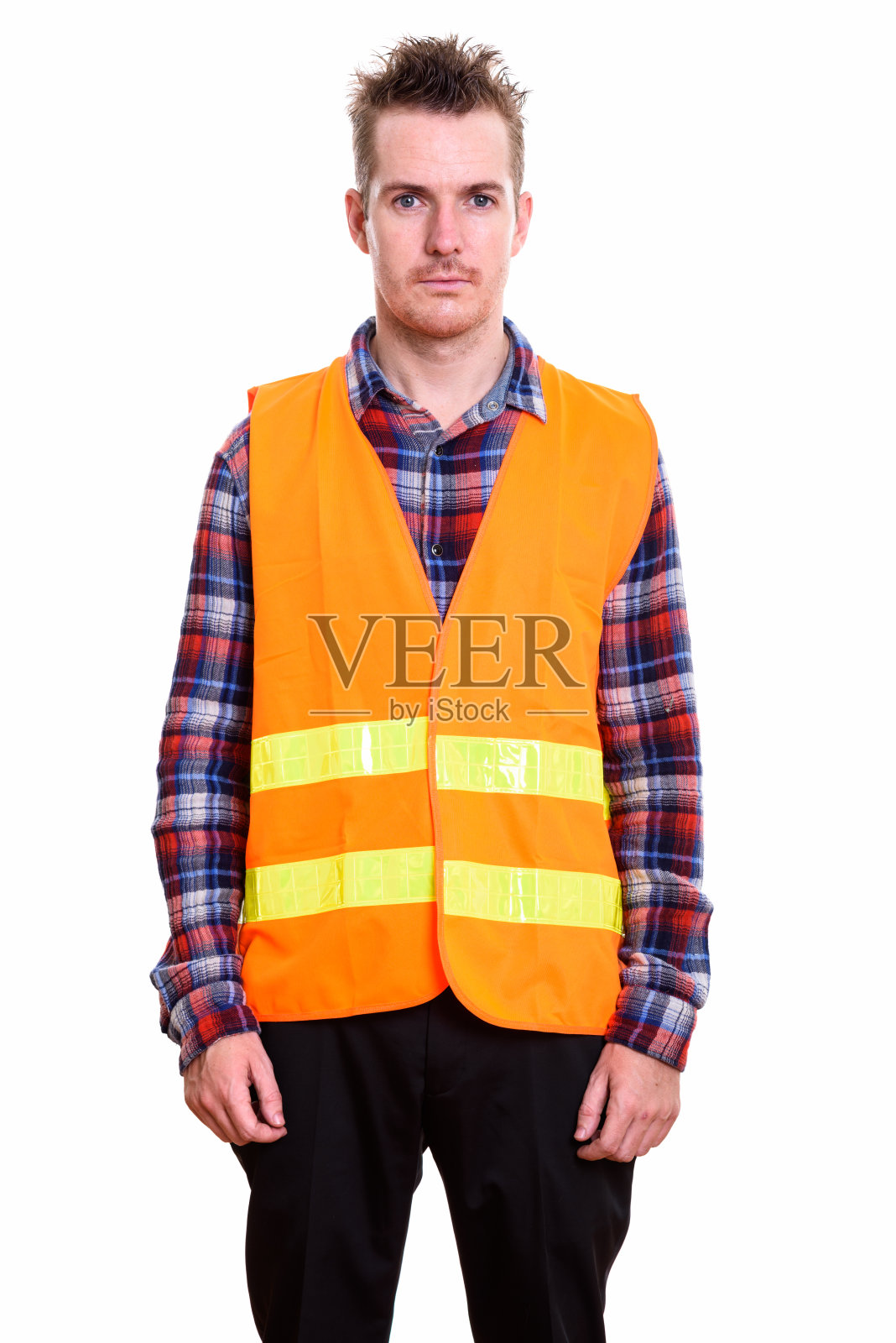 一名建筑工人站在摄影棚里照片摄影图片