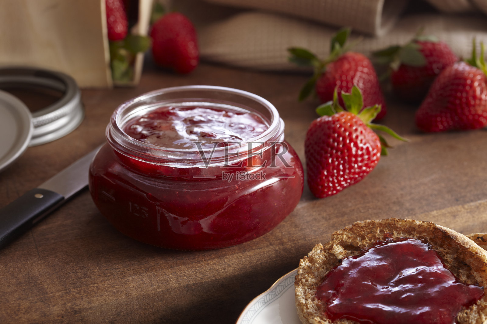 玻璃罐里的草莓蜜饯照片摄影图片