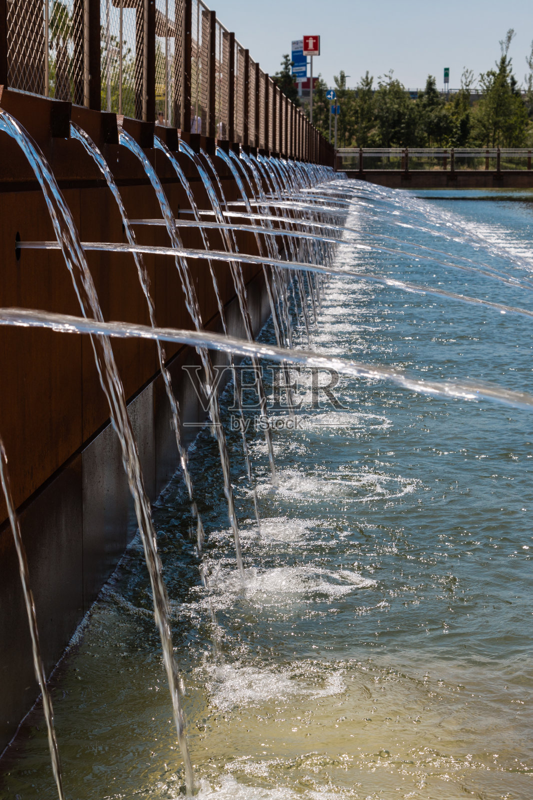 喷泉:从多个管道流出的水照片摄影图片