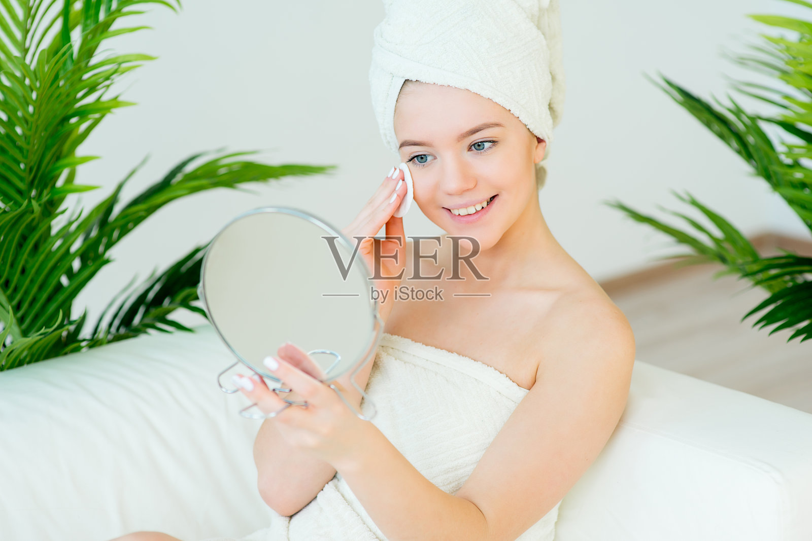 女性涂抹面霜照片摄影图片