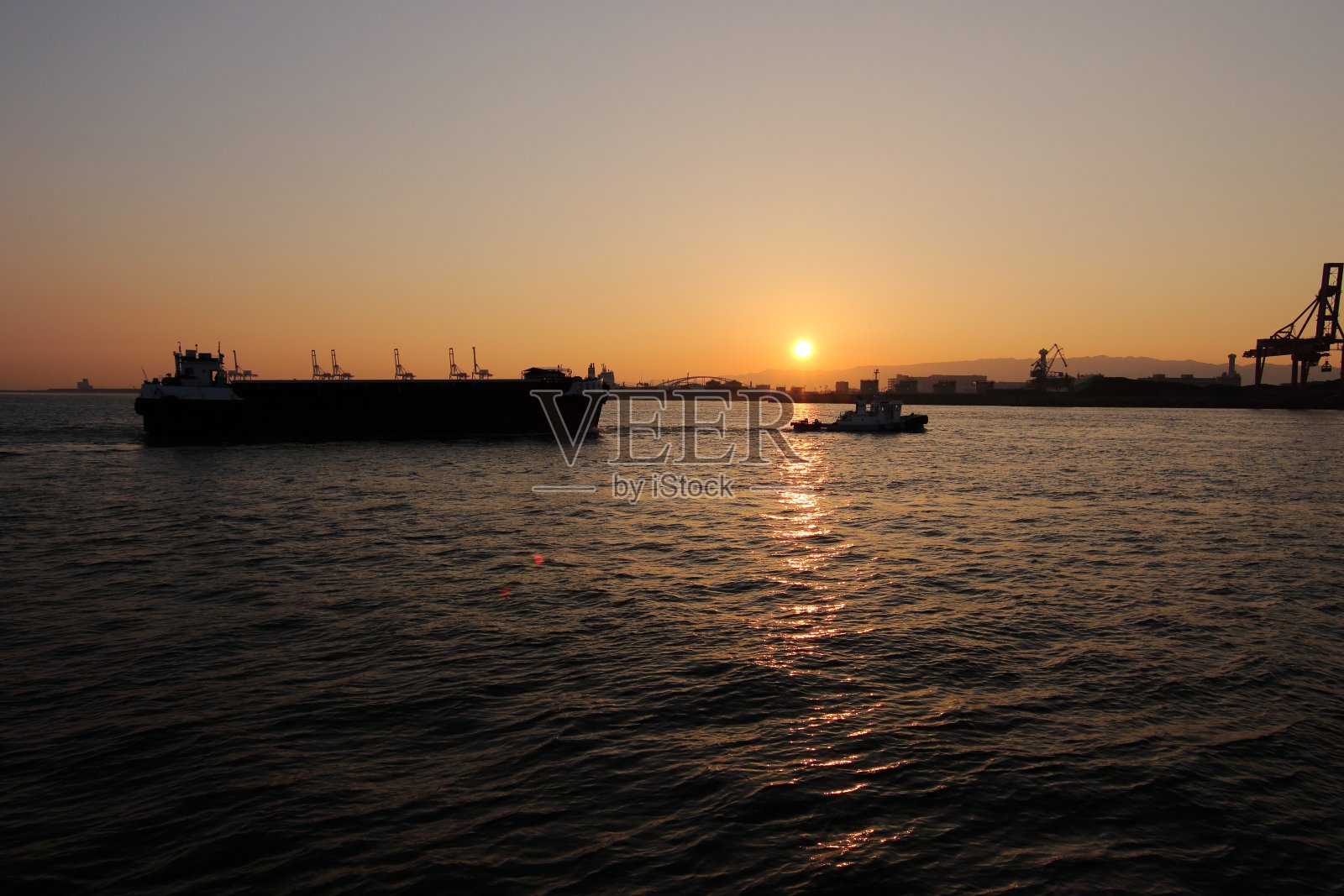 日本大阪湾的日落照片摄影图片