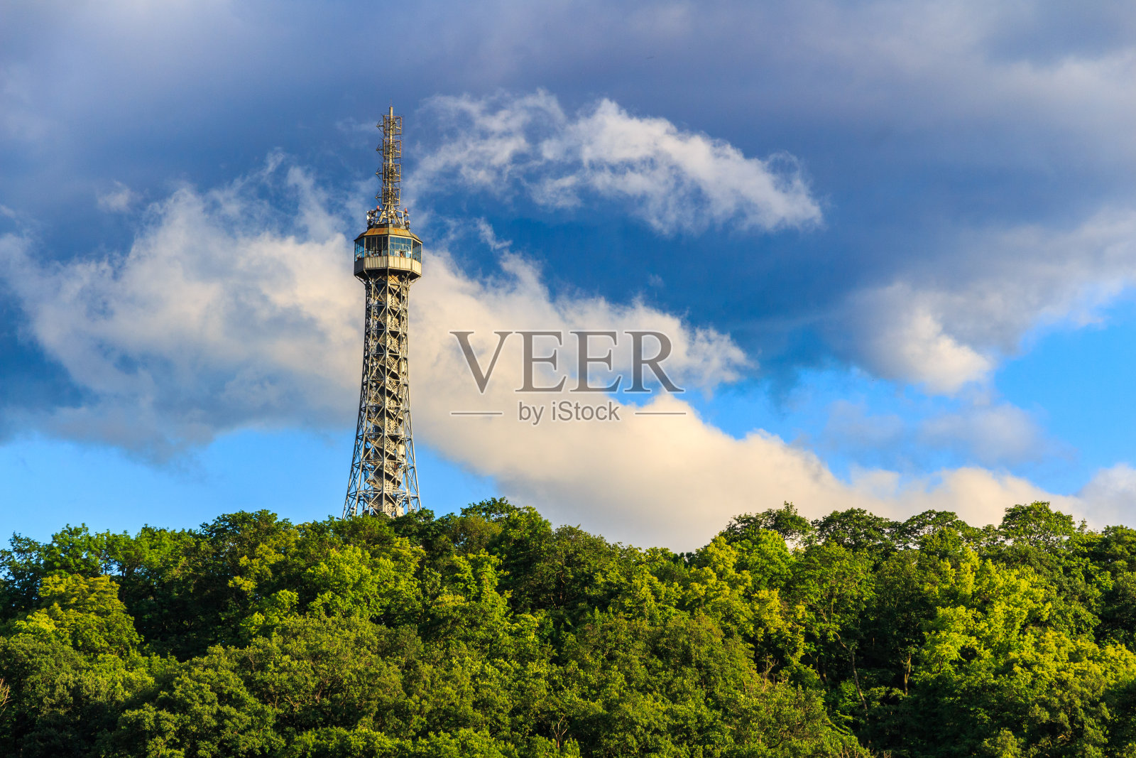 观景台上的Petrin山在开花的春天公园照片摄影图片