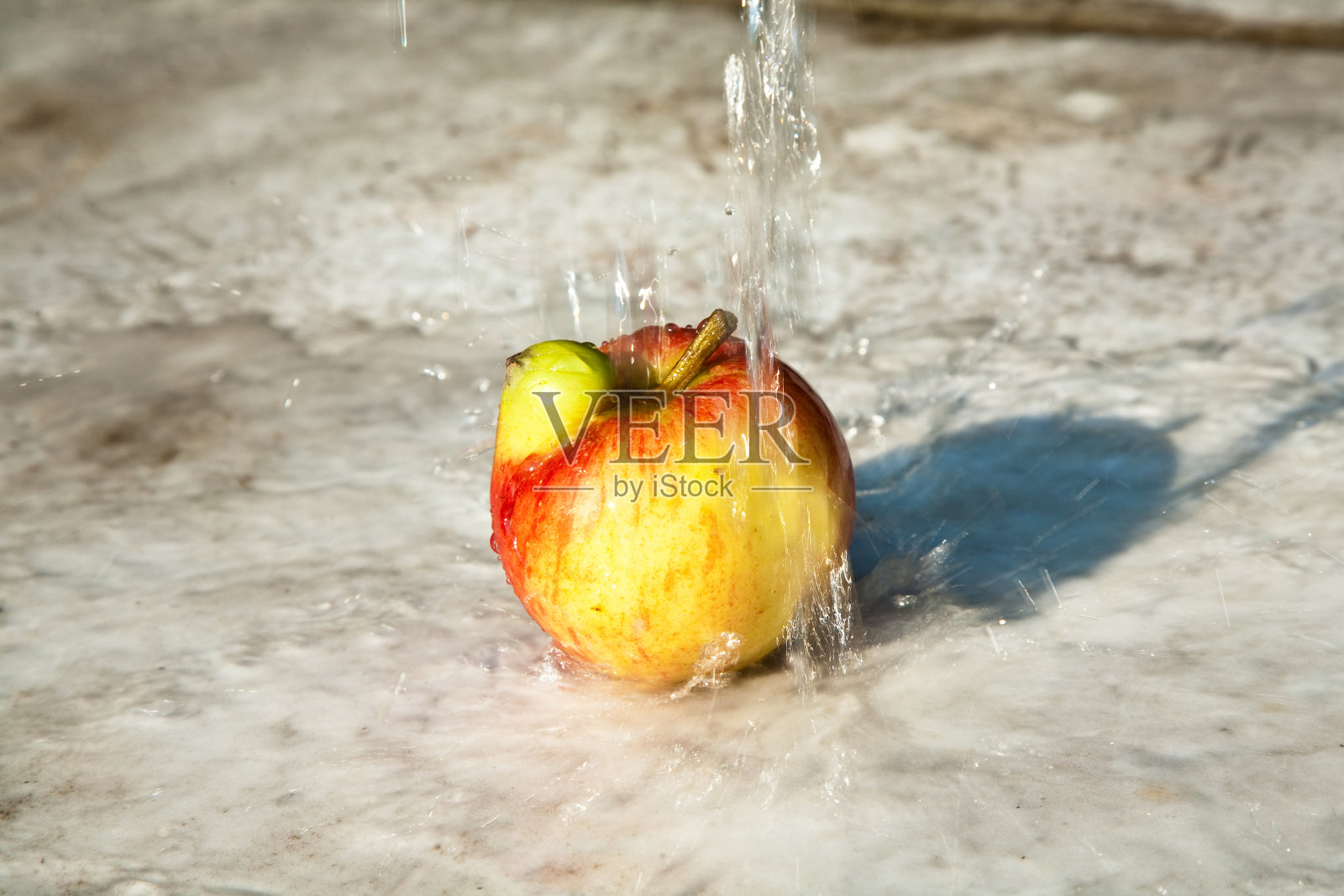 变形有趣的苹果给幻想一个机会照片摄影图片