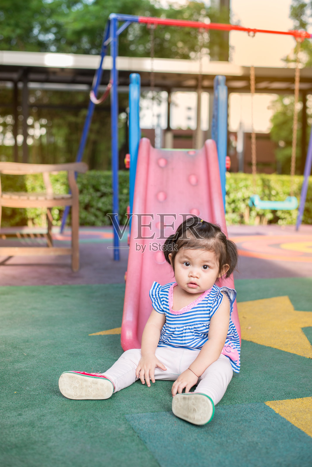 可爱的亚洲幼童女孩在户外操场上玩照片摄影图片