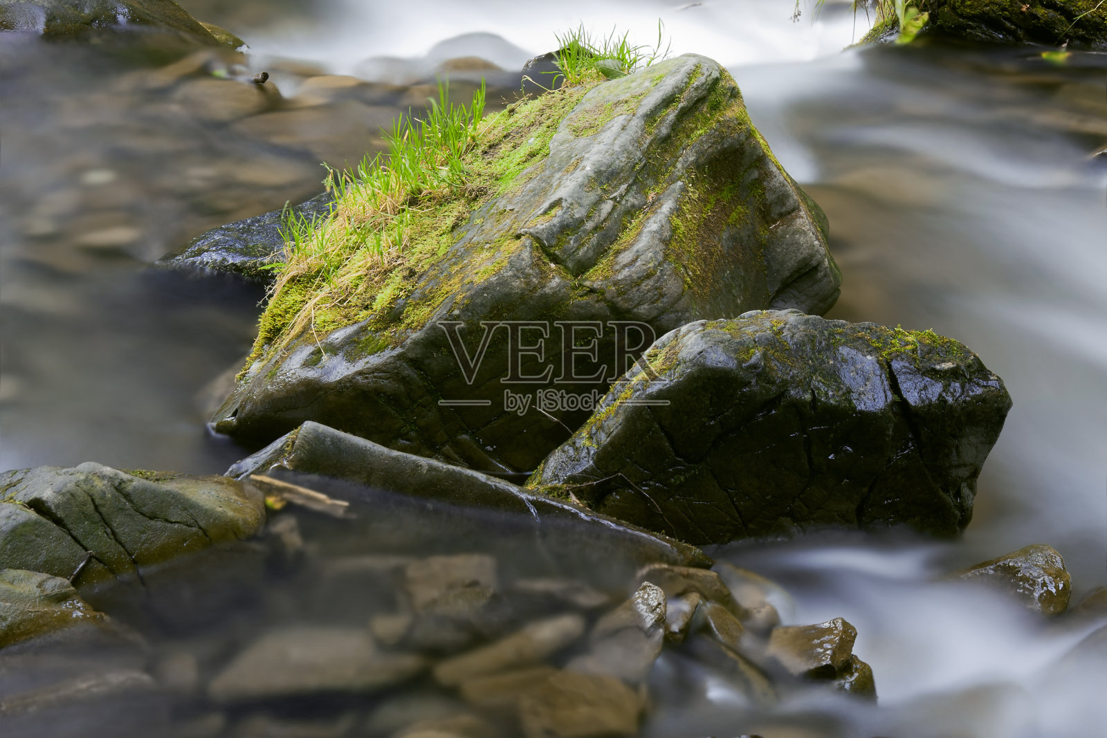 山间森林中的小溪照片摄影图片