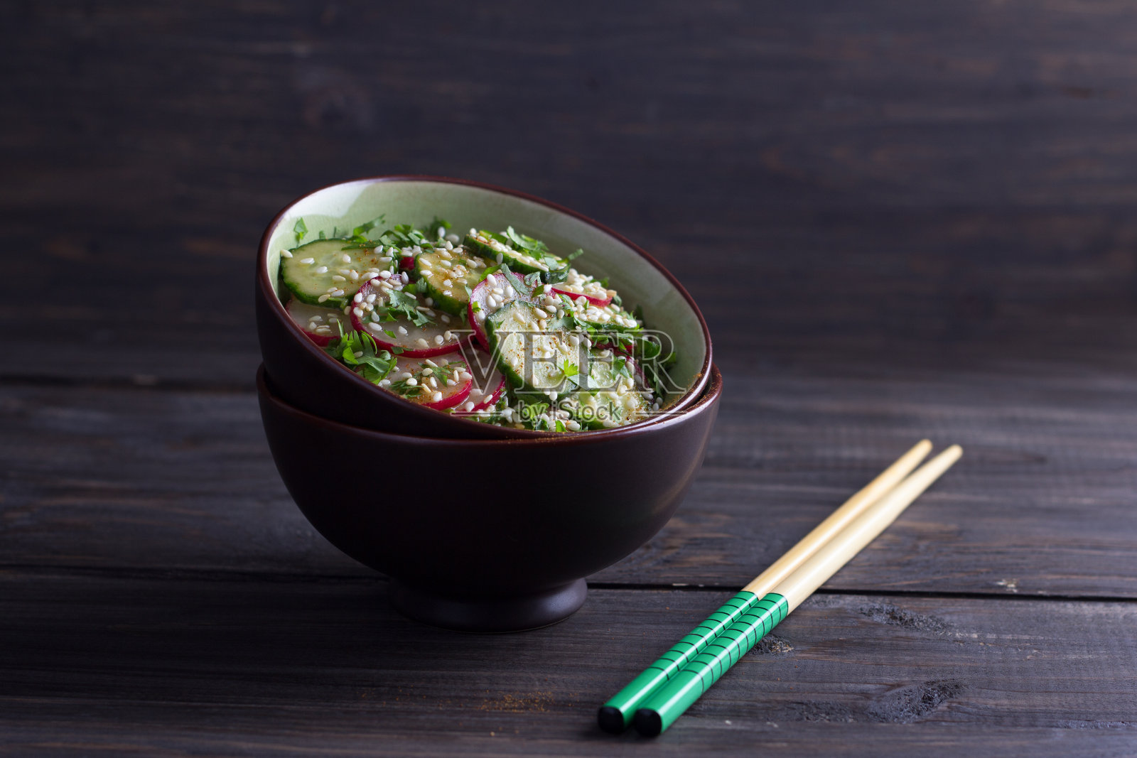 用萝卜、黄瓜、香菜和芝麻做成的东方沙拉照片摄影图片