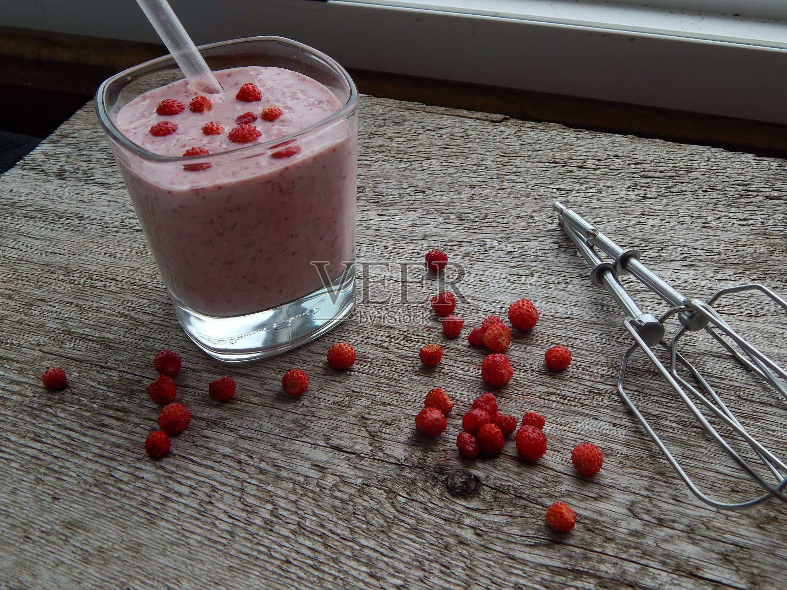 木背景上的草莓奶昔照片摄影图片