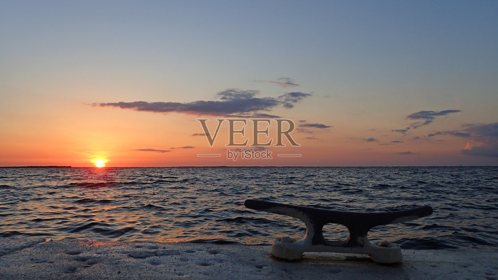 日出时钩住钩栓照片摄影图片