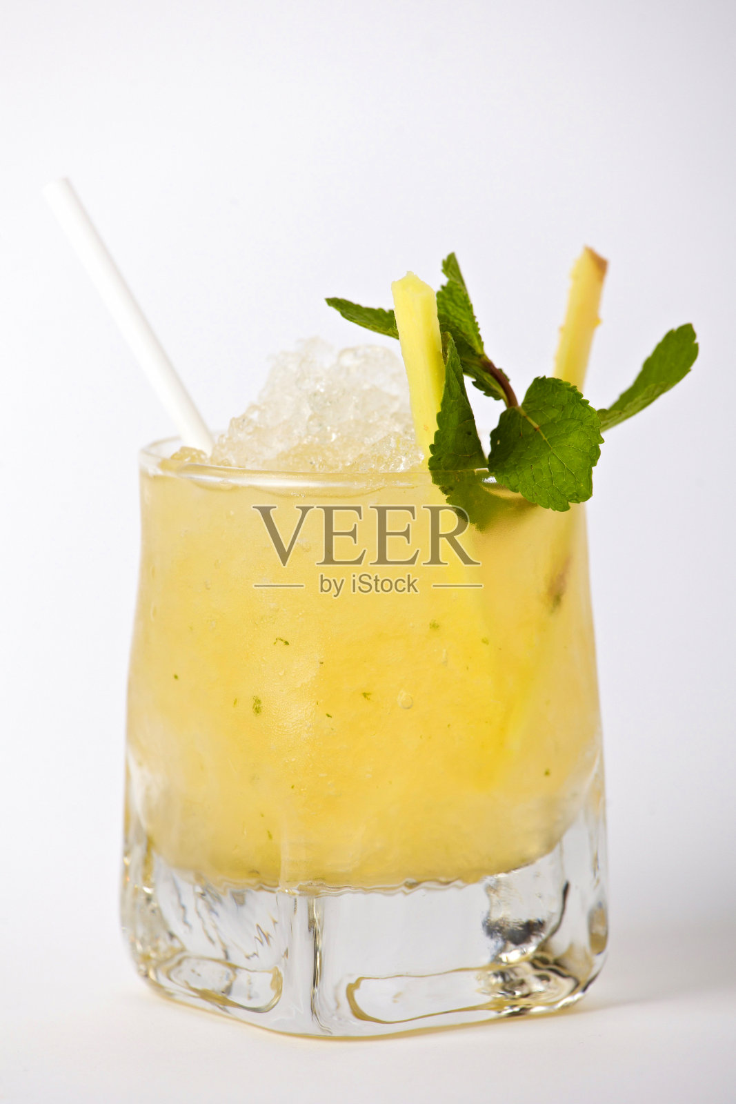 热带鸡尾酒，冰和薄荷照片摄影图片