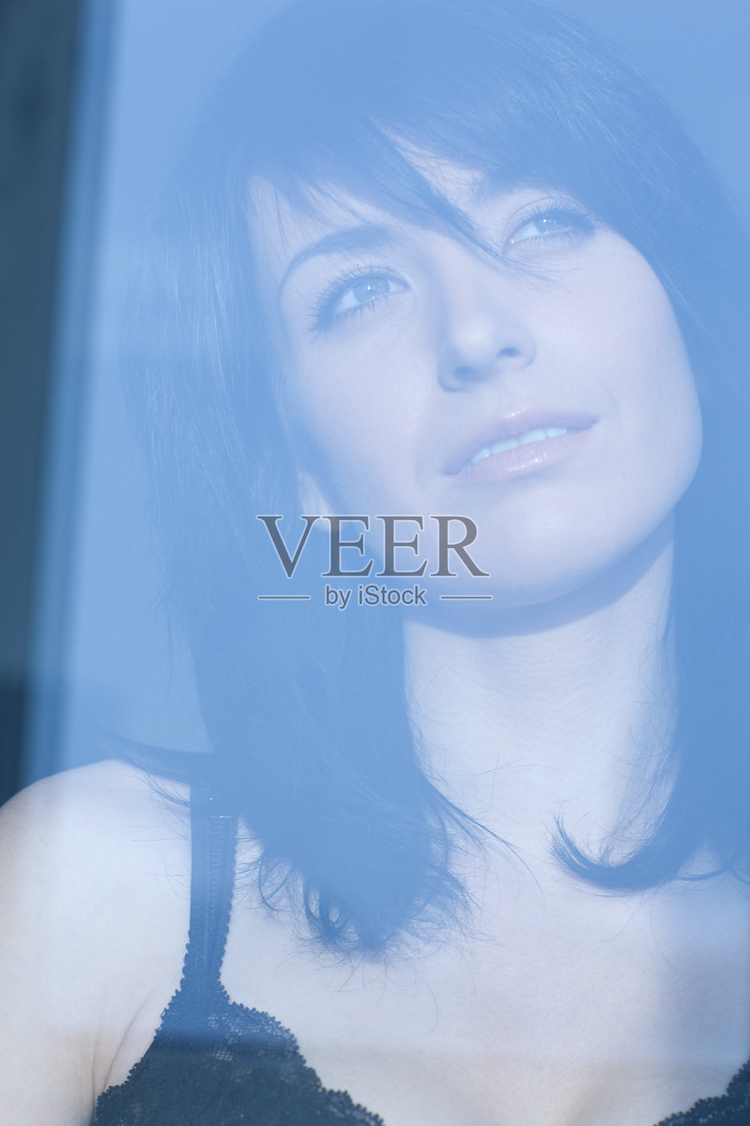 窗口的年轻美女照片摄影图片