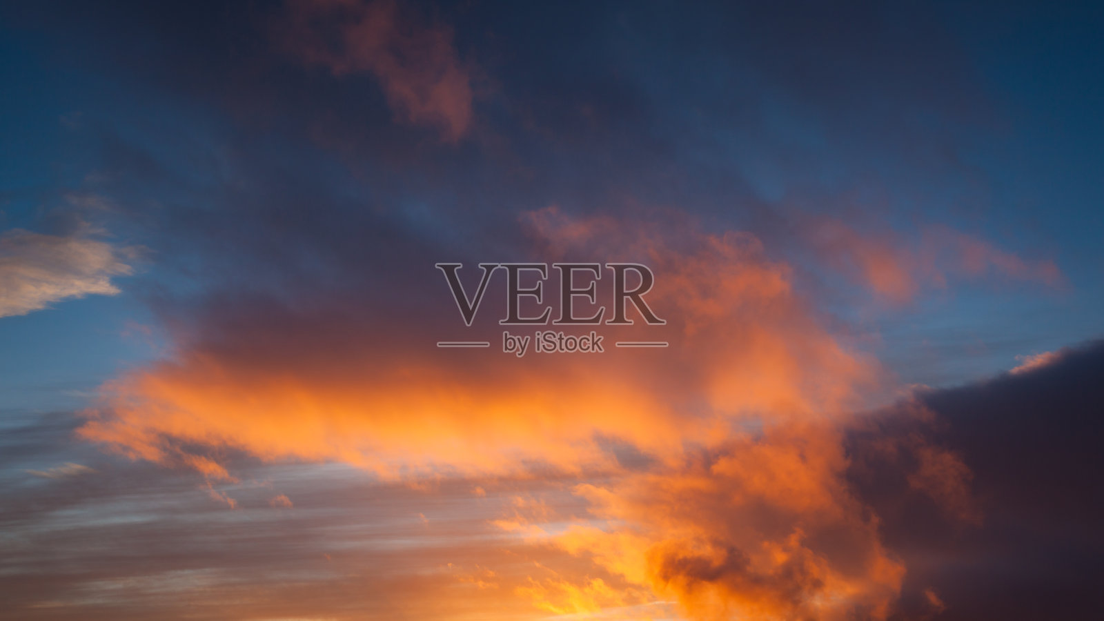 日落的颜色在云的天空照片摄影图片