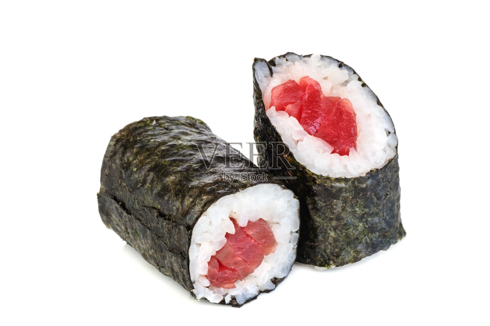 白色背景下的两卷寿司照片摄影图片