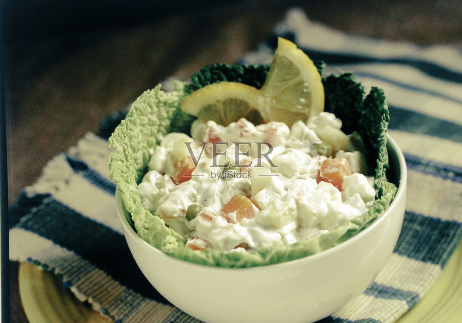 俄罗斯沙拉在碗里照片摄影图片