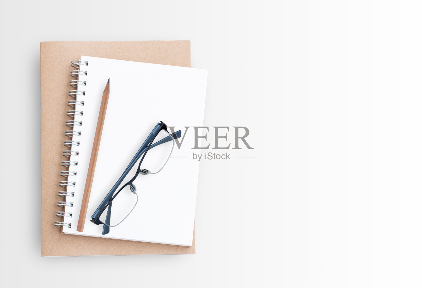 白色背景上的空白纸笔记本。照片摄影图片