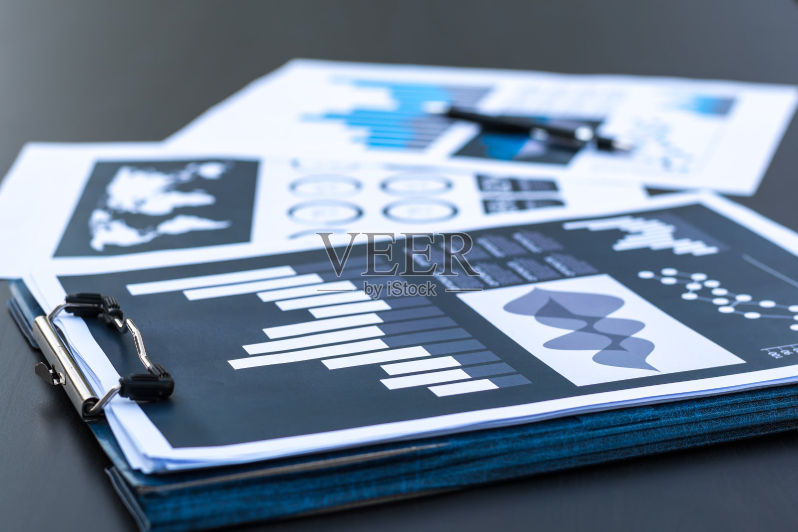 商务技术理念，商务人士手用智能手机连接在线照片摄影图片