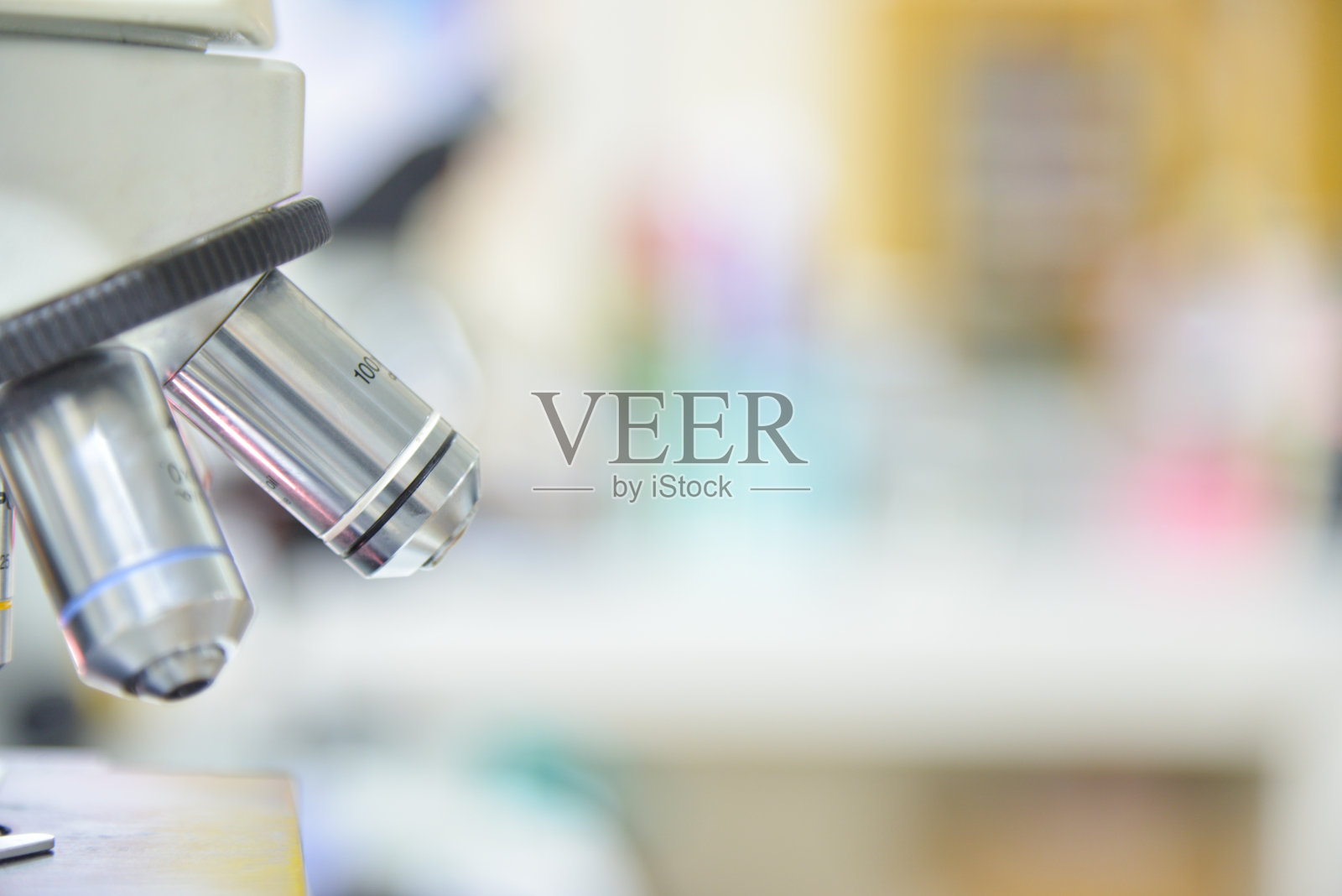 在实验室里使用显微镜的科学家照片摄影图片