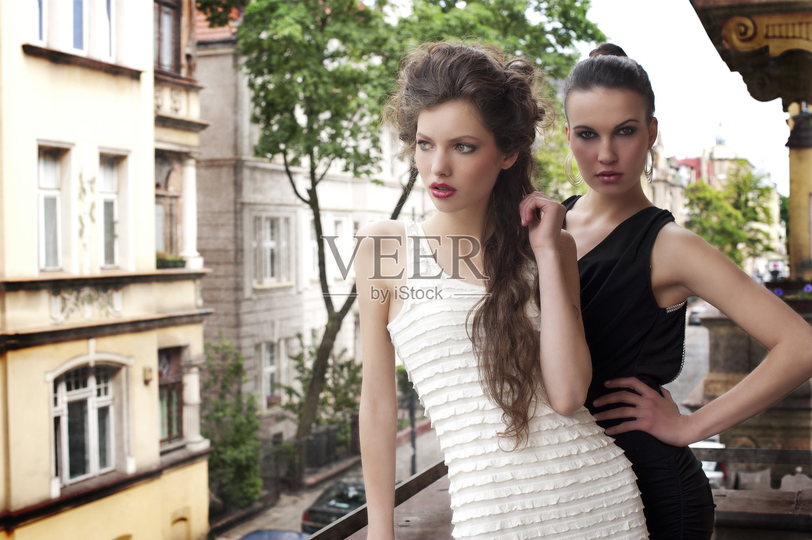 外面的美女穿着优雅照片摄影图片