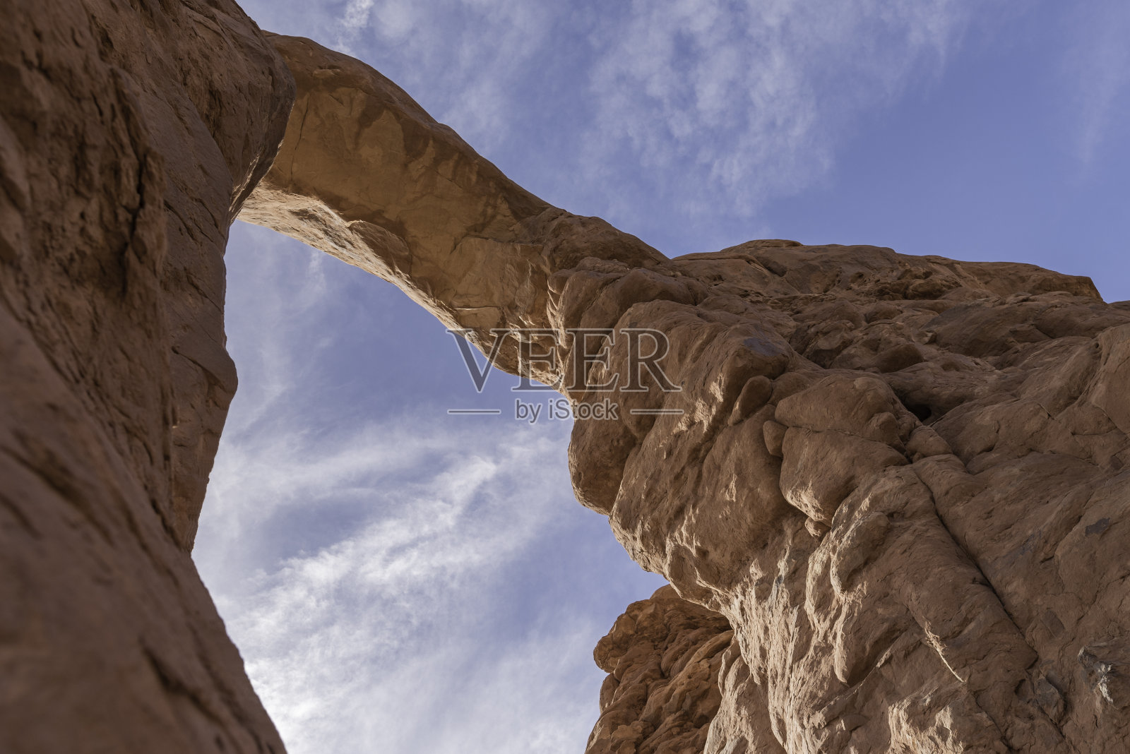 仰望锁眼拱门照片摄影图片