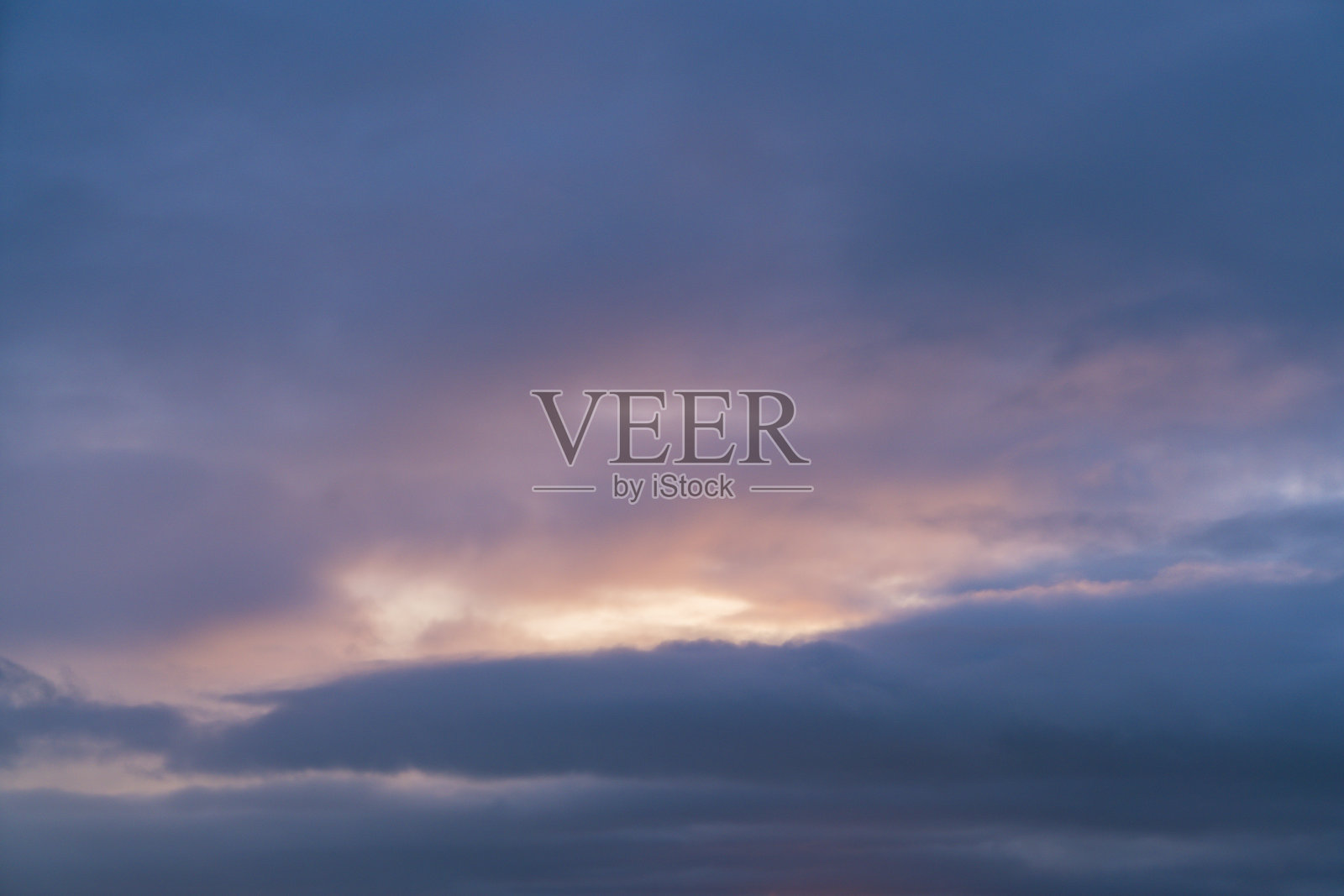 蓝色的日出天空背景。照片摄影图片