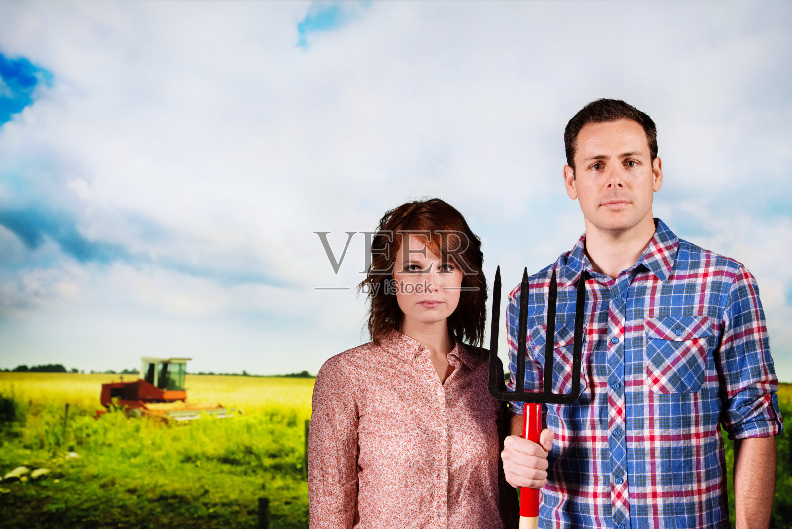 用干草叉种地的年轻夫妇照片摄影图片