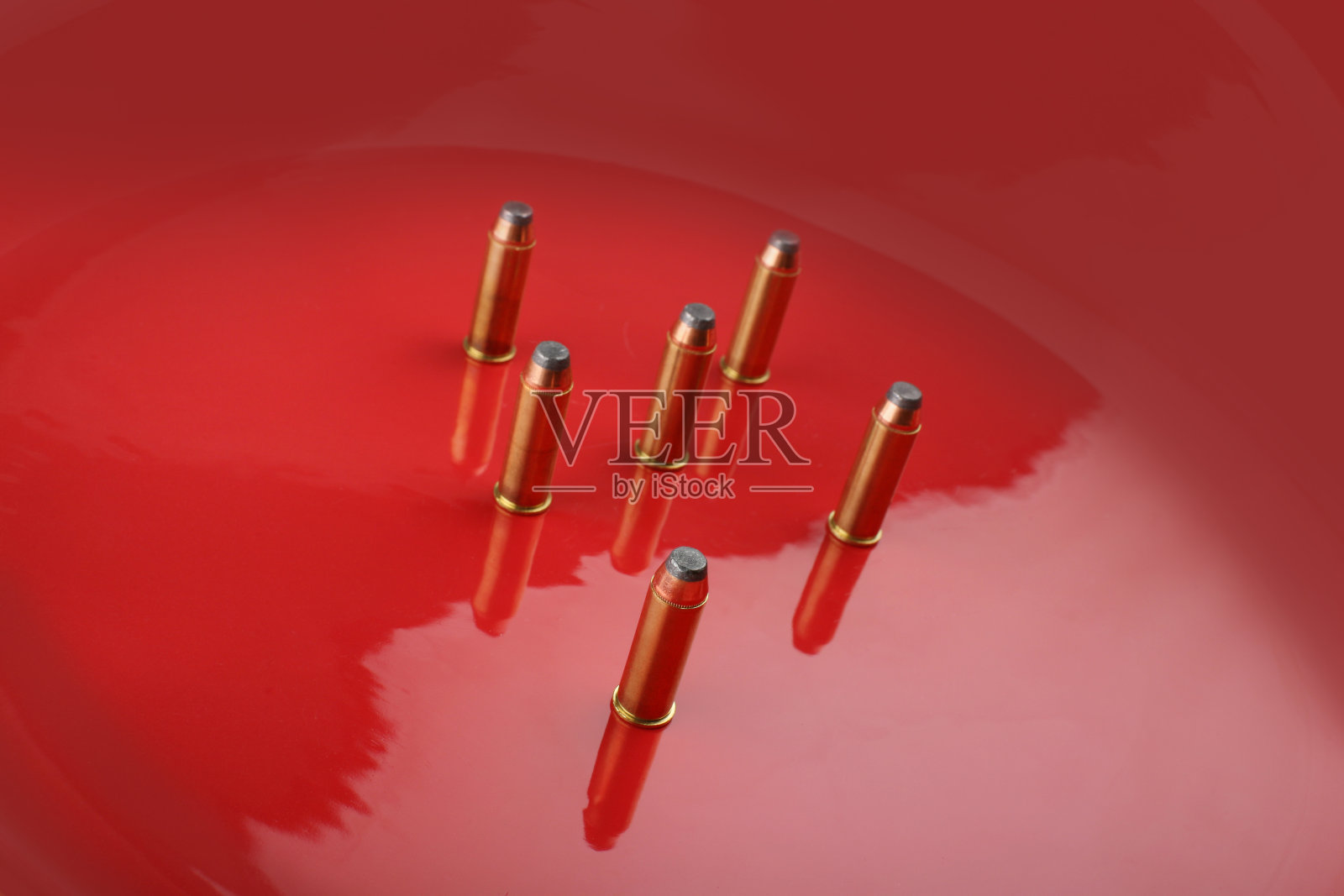 子弹和红色背景照片摄影图片