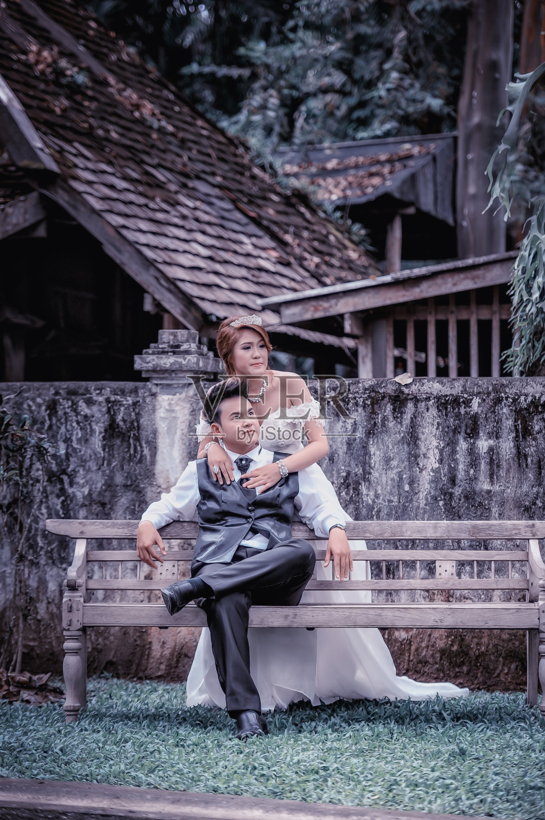 亚洲年轻时尚夫妇在自然中摆姿势。照片摄影图片