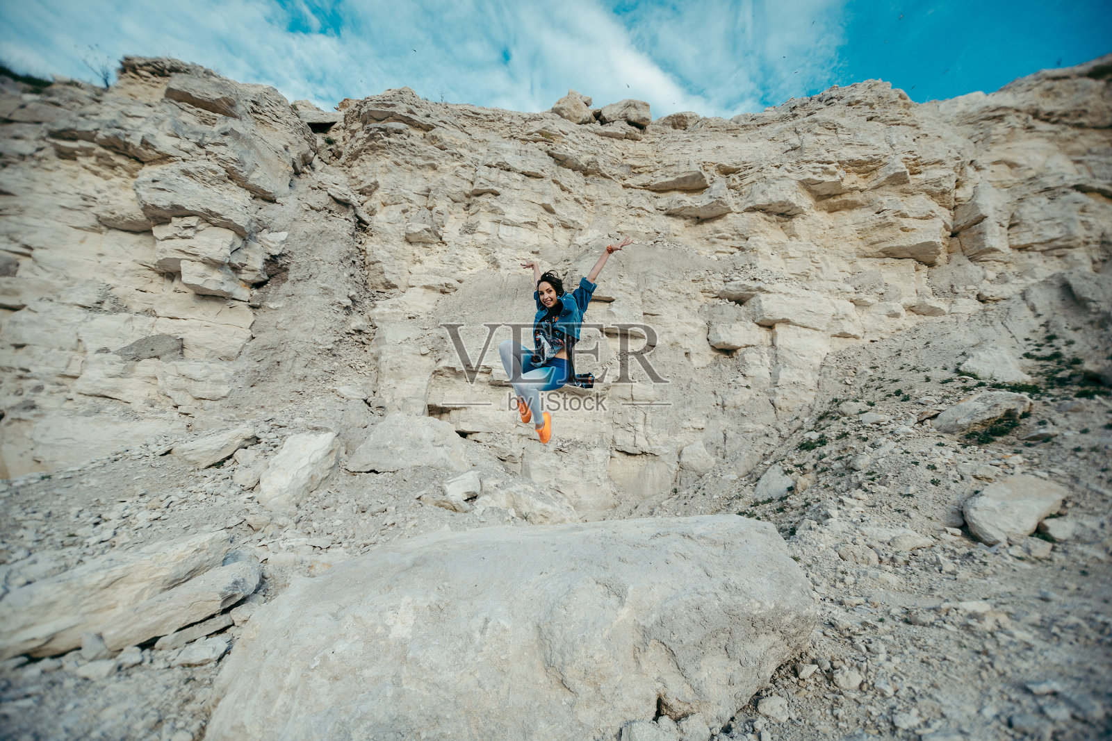 年轻女子穿着五颜六色的衣服摆姿势跳舞照片摄影图片