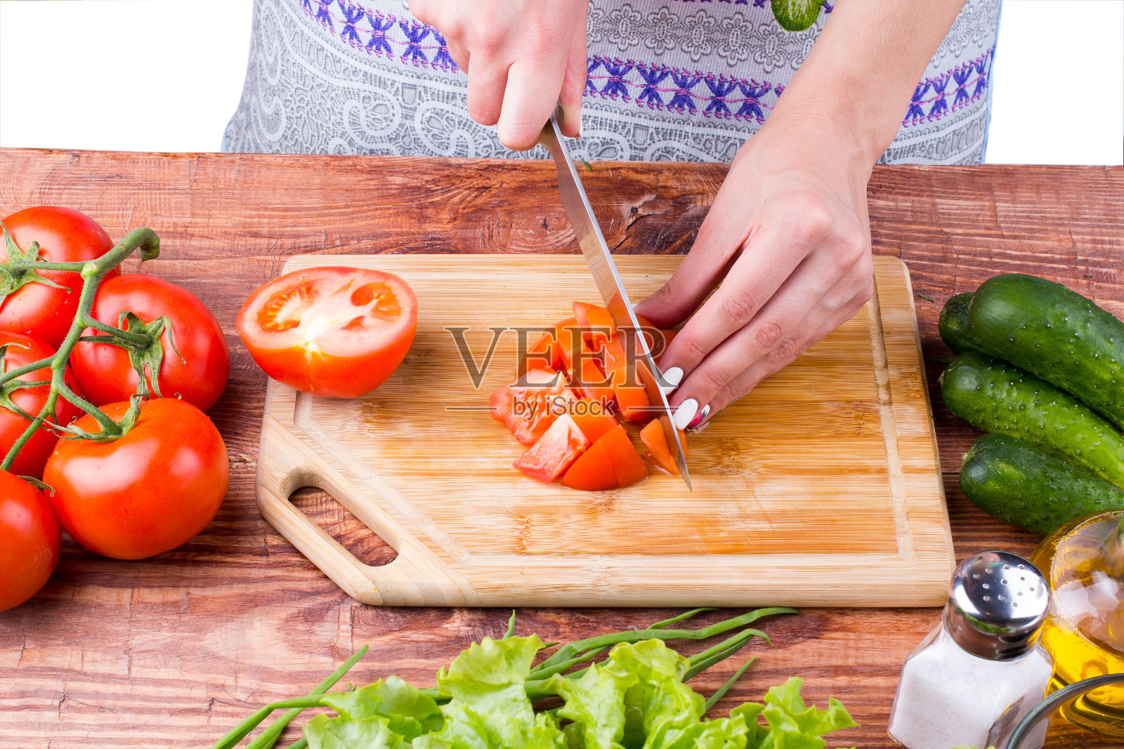 女孩切西红柿照片摄影图片