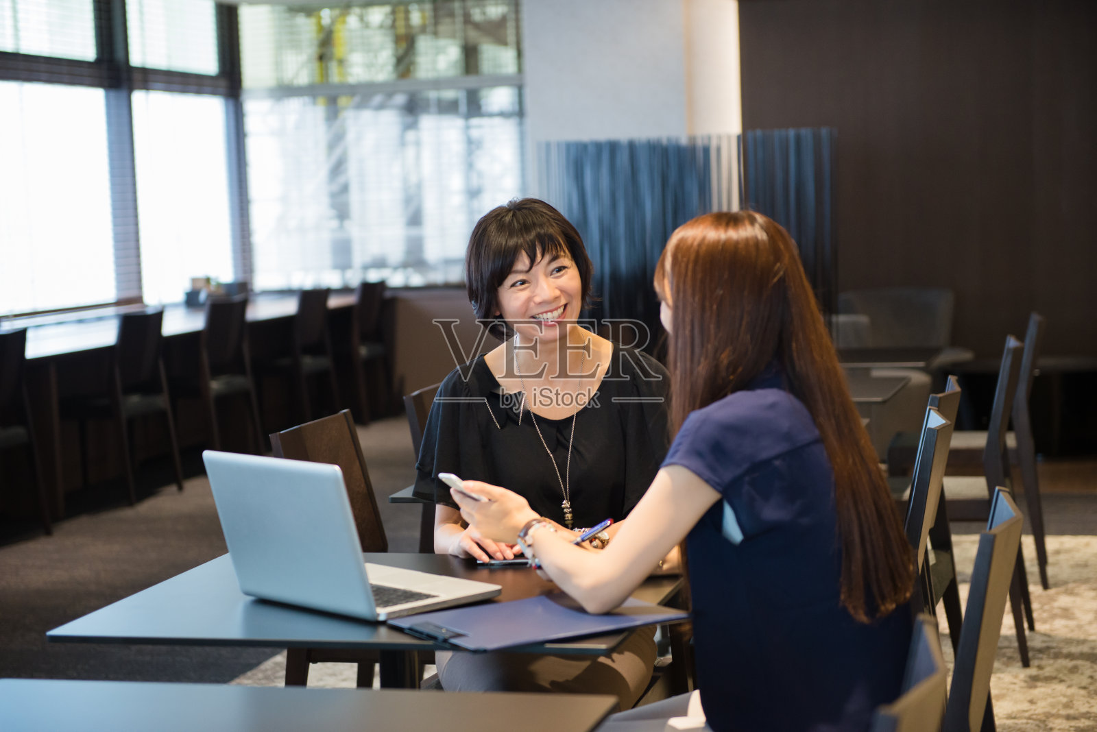两个商业女性在开会照片摄影图片