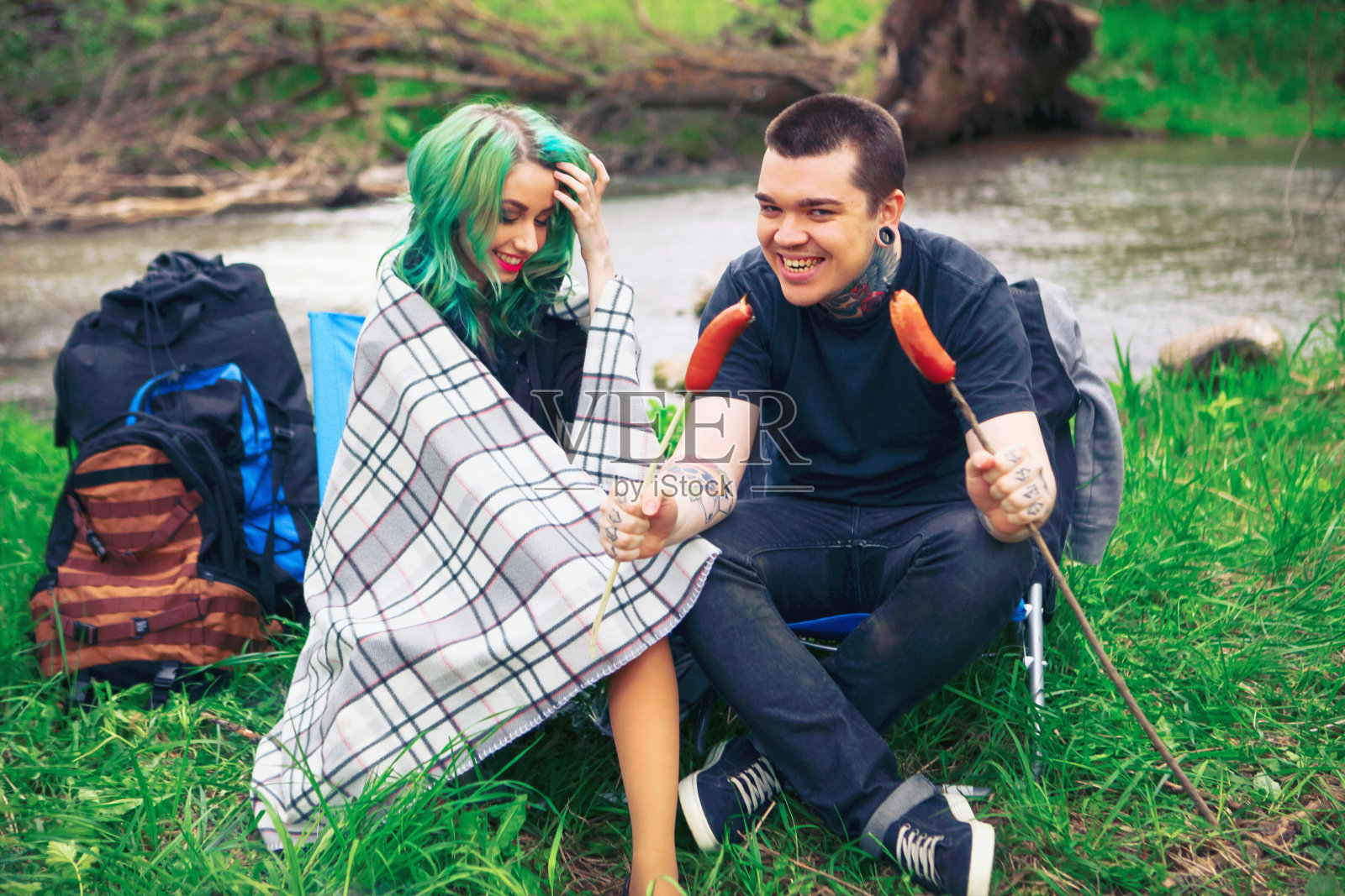 一对快乐的户外活动。照片摄影图片