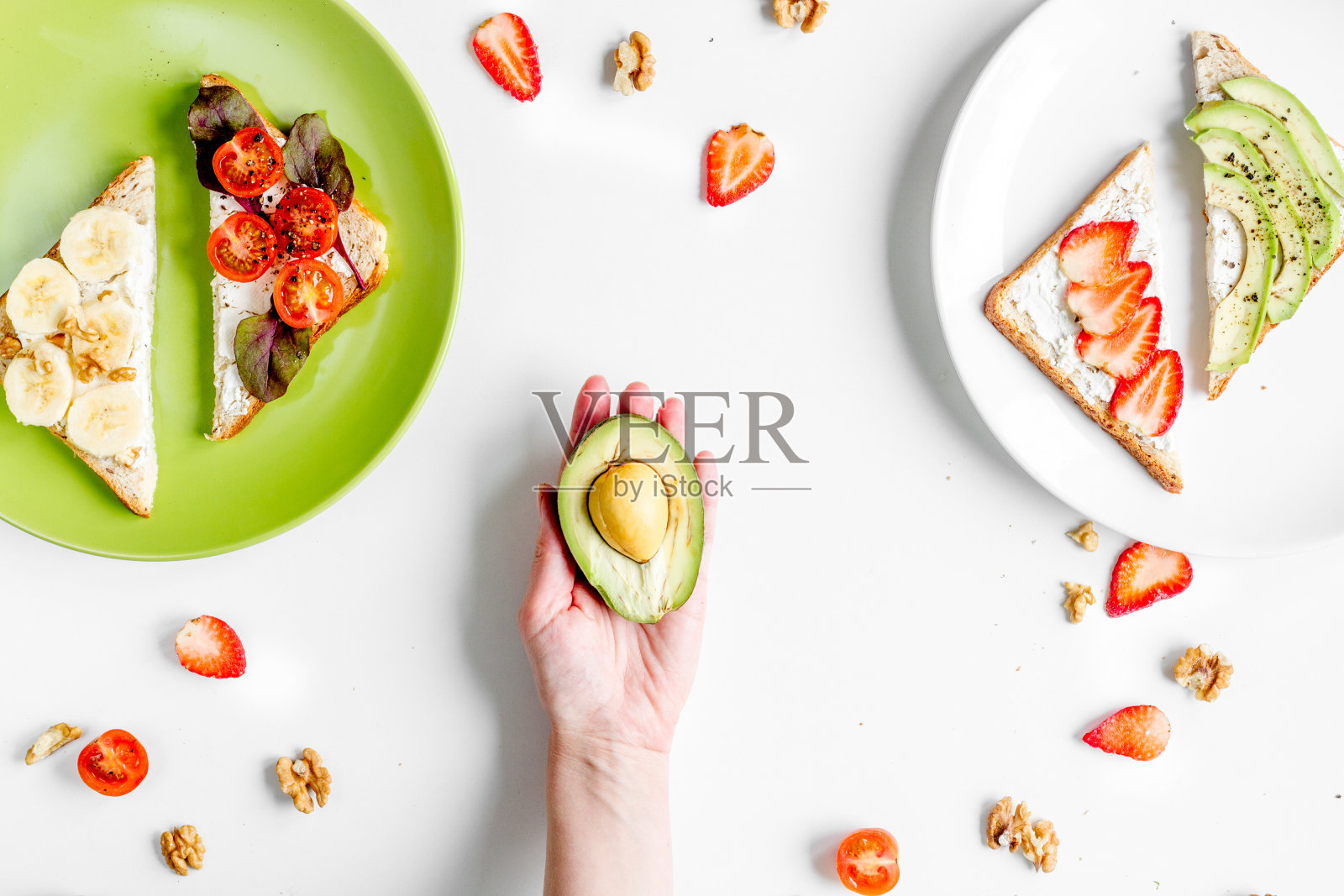 三明治设置在盘子上的白色桌子背景俯视图照片摄影图片