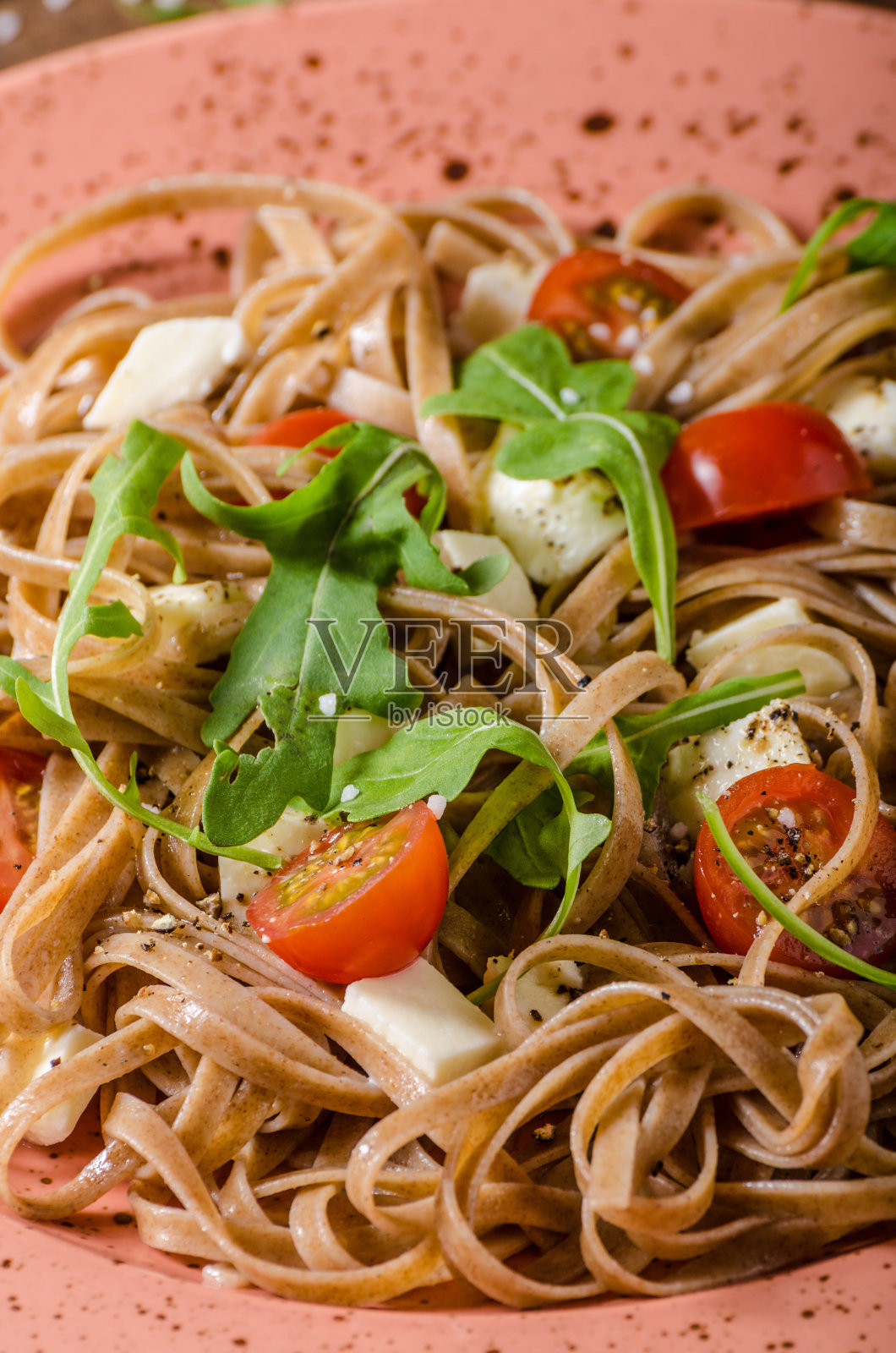 意大利细面条配马苏里拉奶酪、圣女果和芝麻菜照片摄影图片