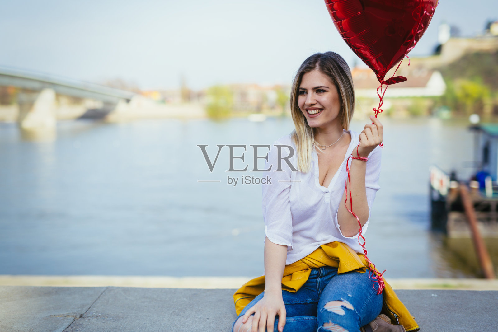 带着心形气球的漂亮姑娘照片摄影图片