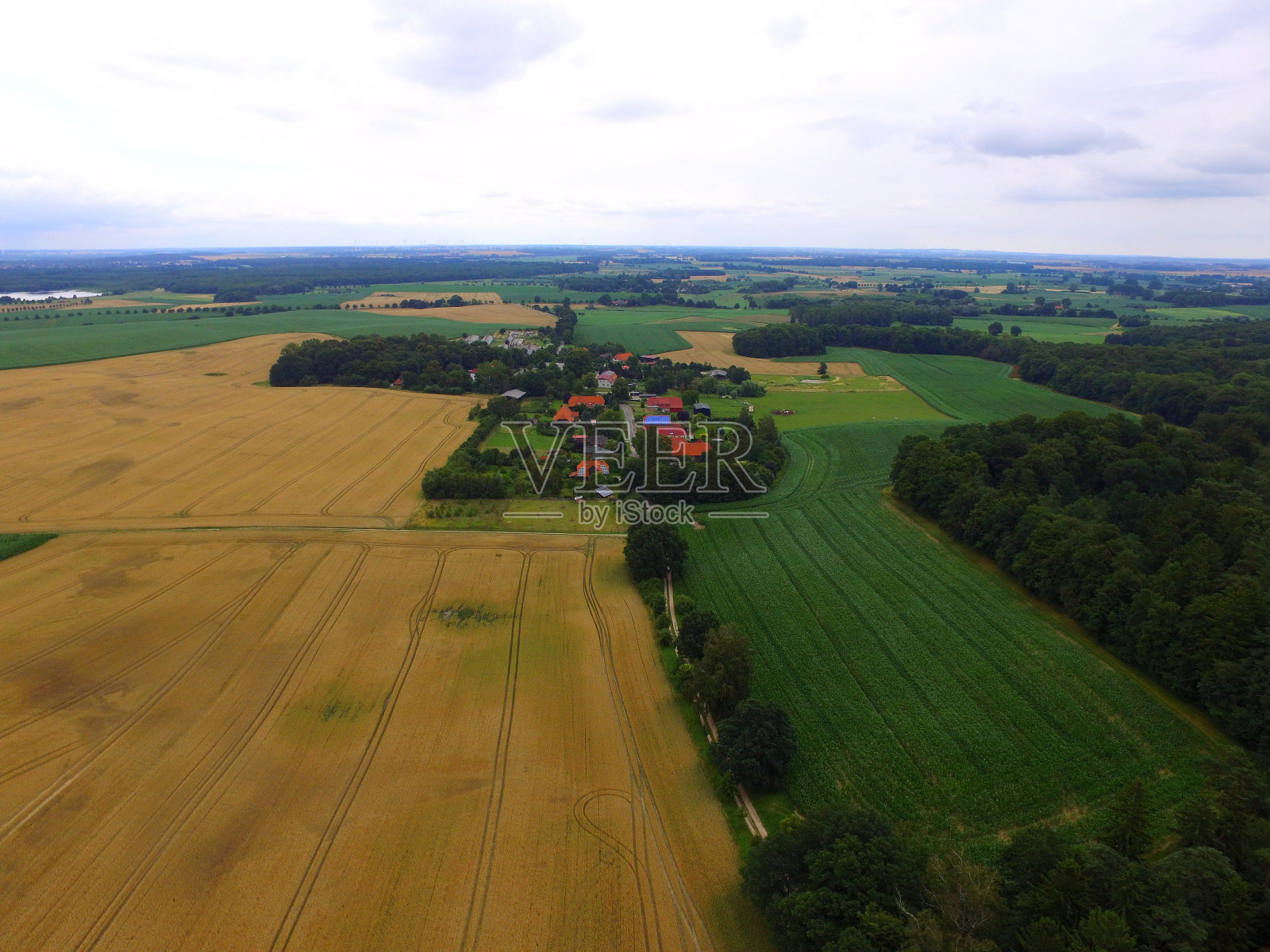 鸟瞰图的小村庄与农业领域照片摄影图片