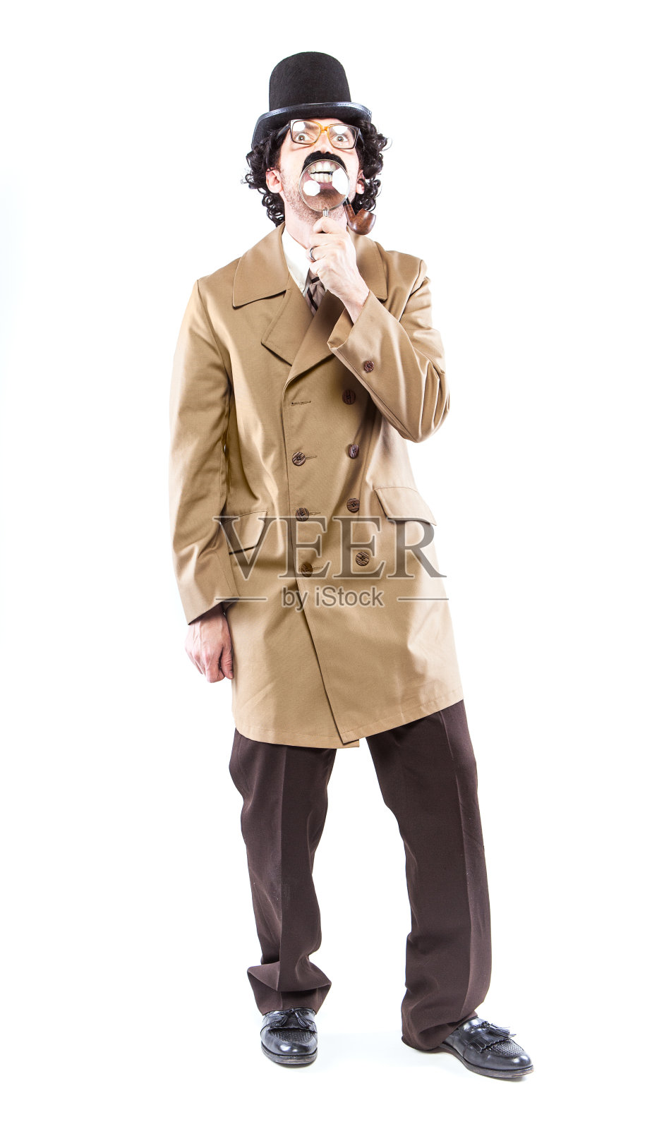 带着管子和放大镜的探长照片摄影图片