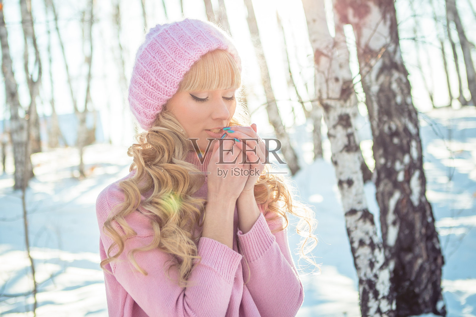 户外肖像的漂亮加尺寸模型有乐趣。照片摄影图片