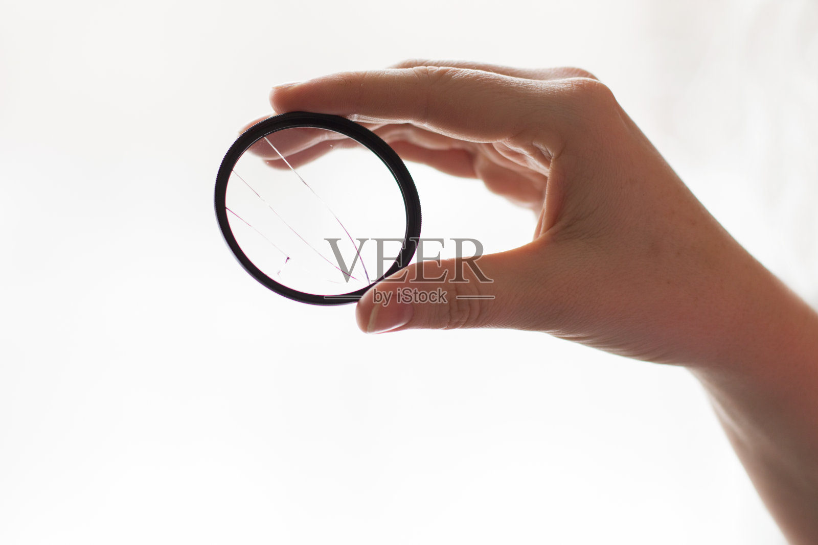 带有碎玻璃的滤镜。相机镜头。照片摄影图片