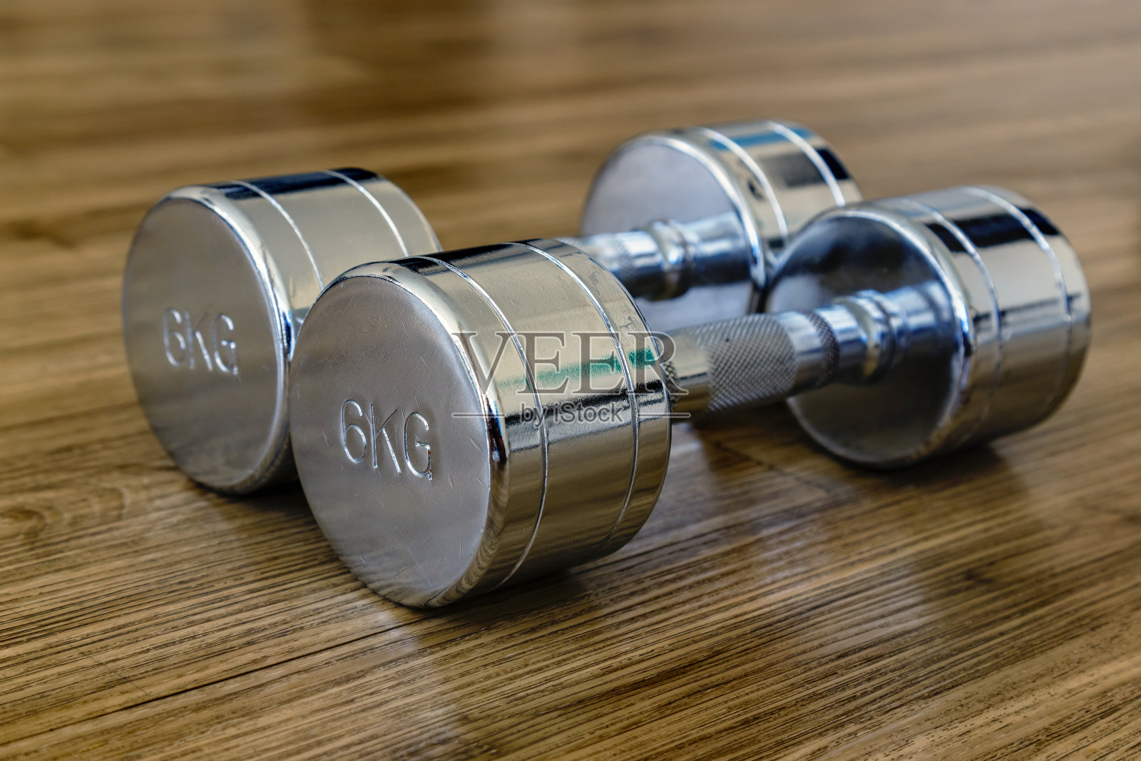 运动健身房里的一对哑铃照片摄影图片