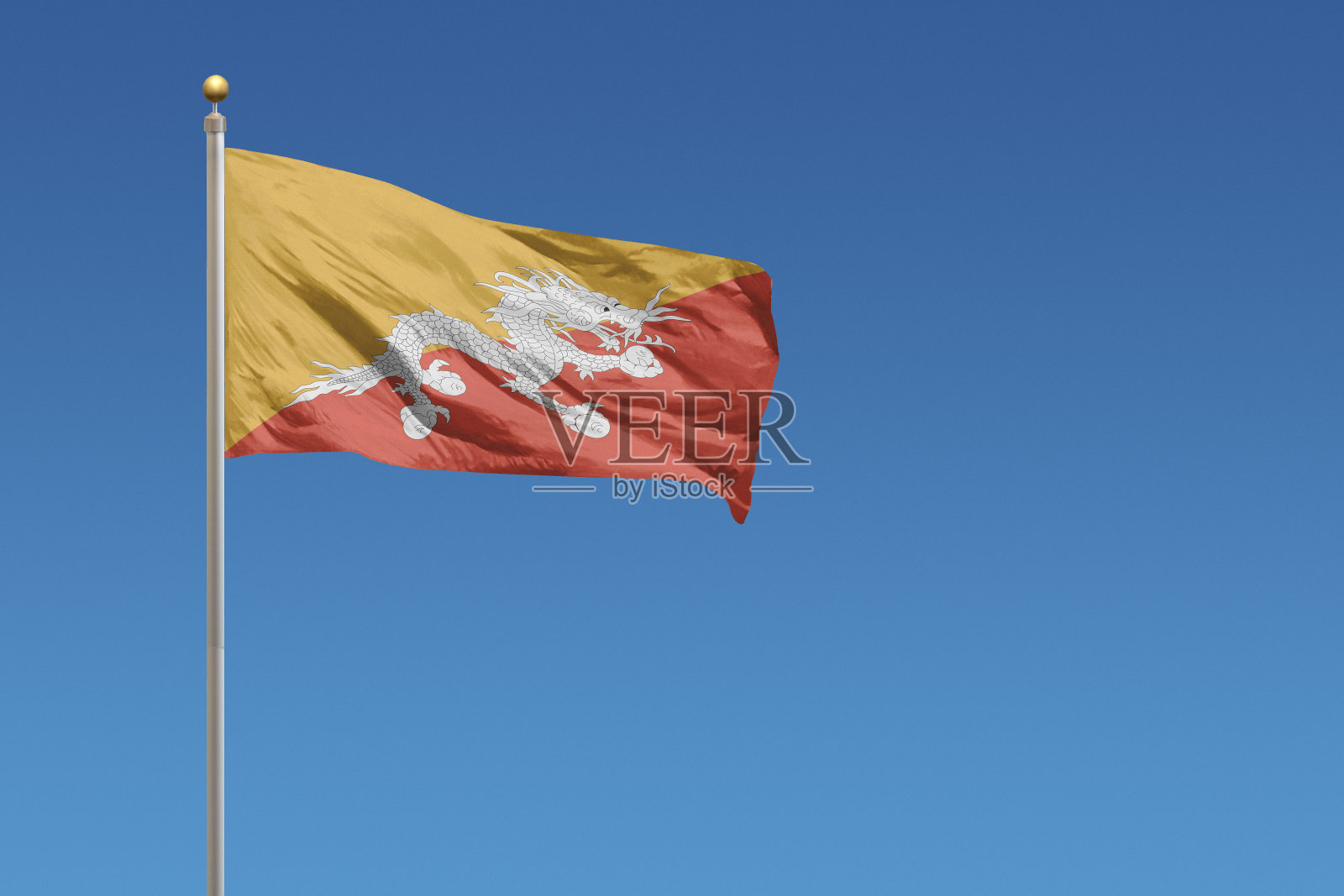 清澈的蓝天上悬挂着不丹国旗照片摄影图片