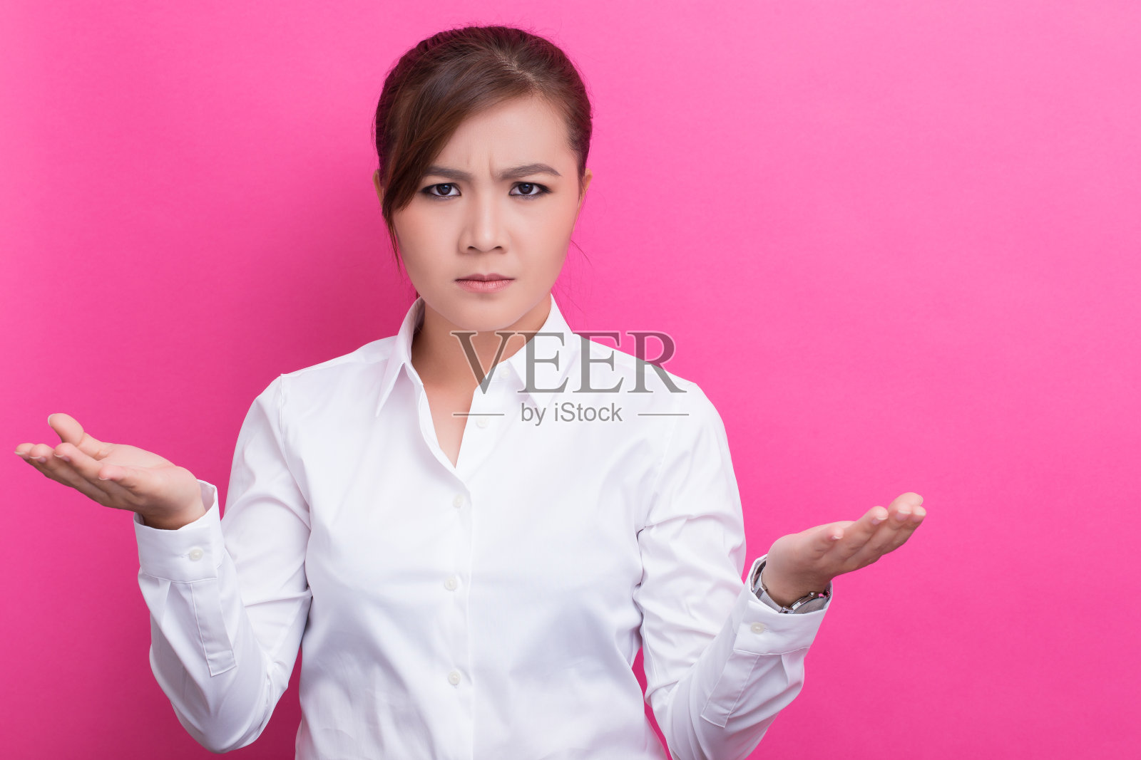 孤立背景下的愤怒女人照片摄影图片
