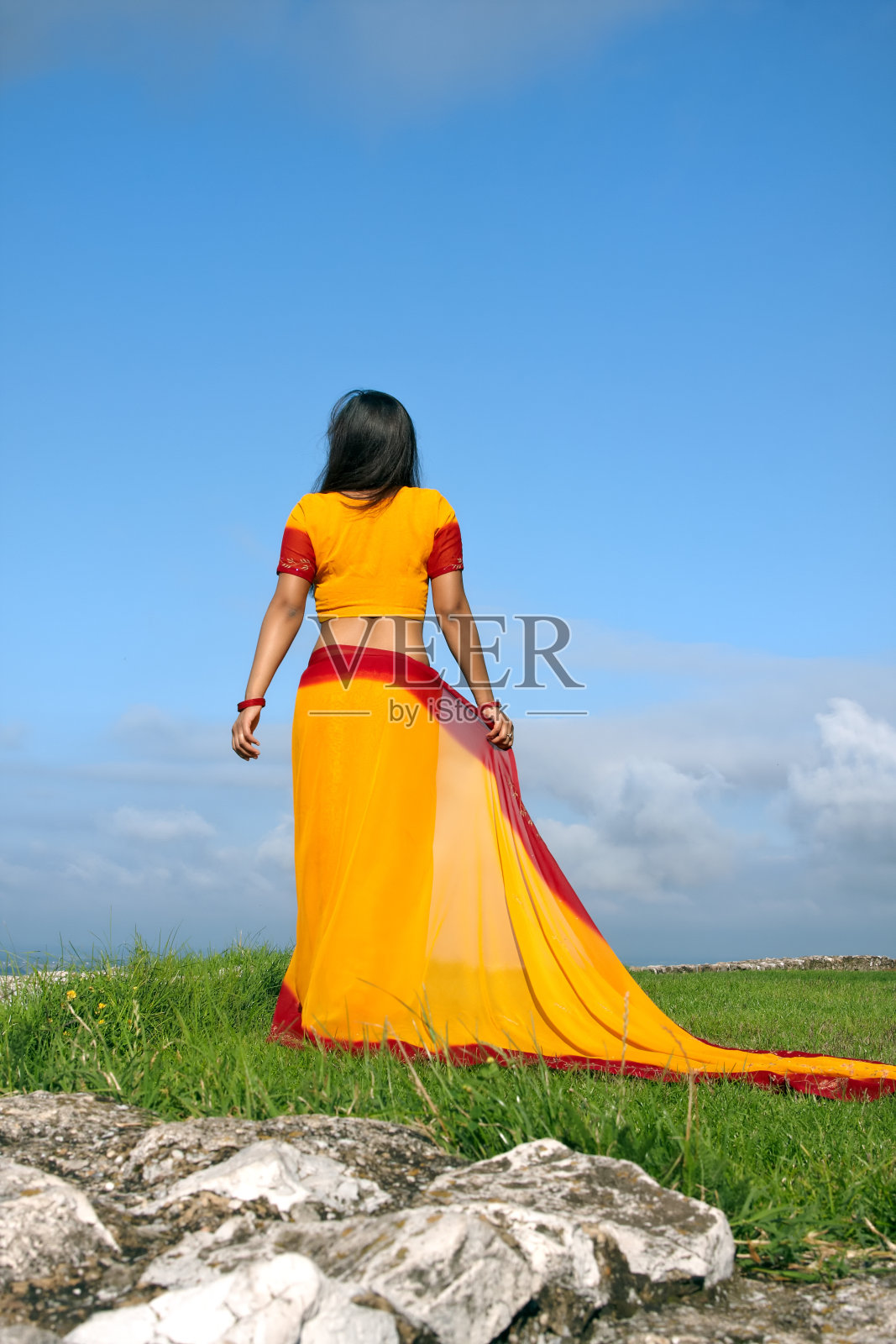 穿着鲜艳纱丽的印度妇女照片摄影图片