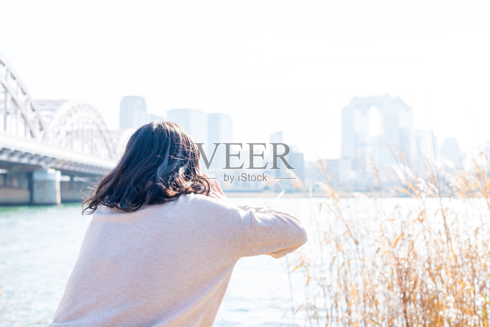 河边快乐的女人照片摄影图片