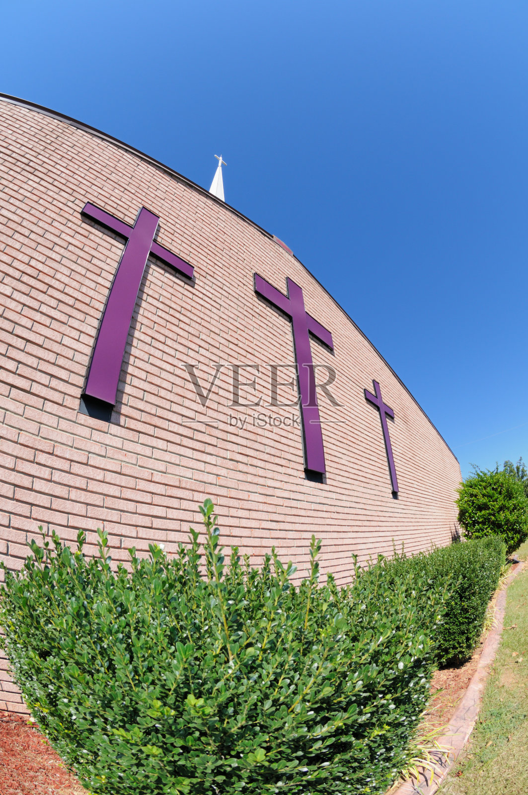 有三个十字架的教堂建筑照片摄影图片