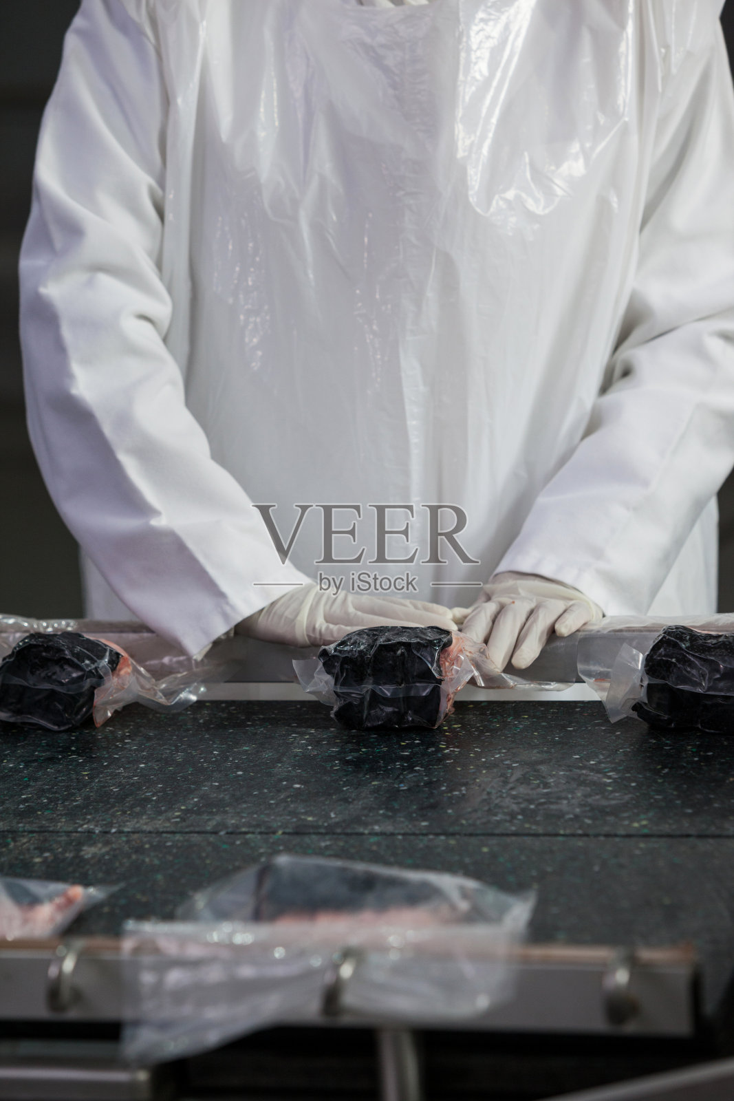 肉贩包装生肉照片摄影图片