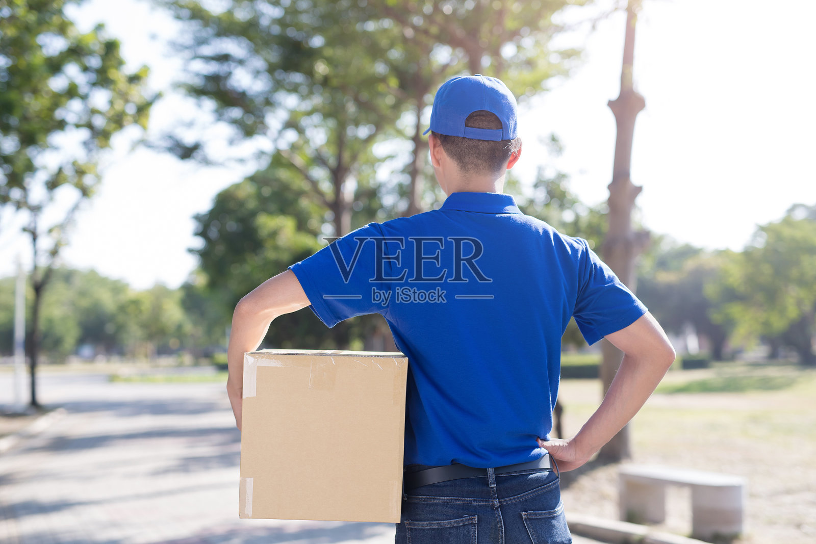 快递员还给你照片摄影图片