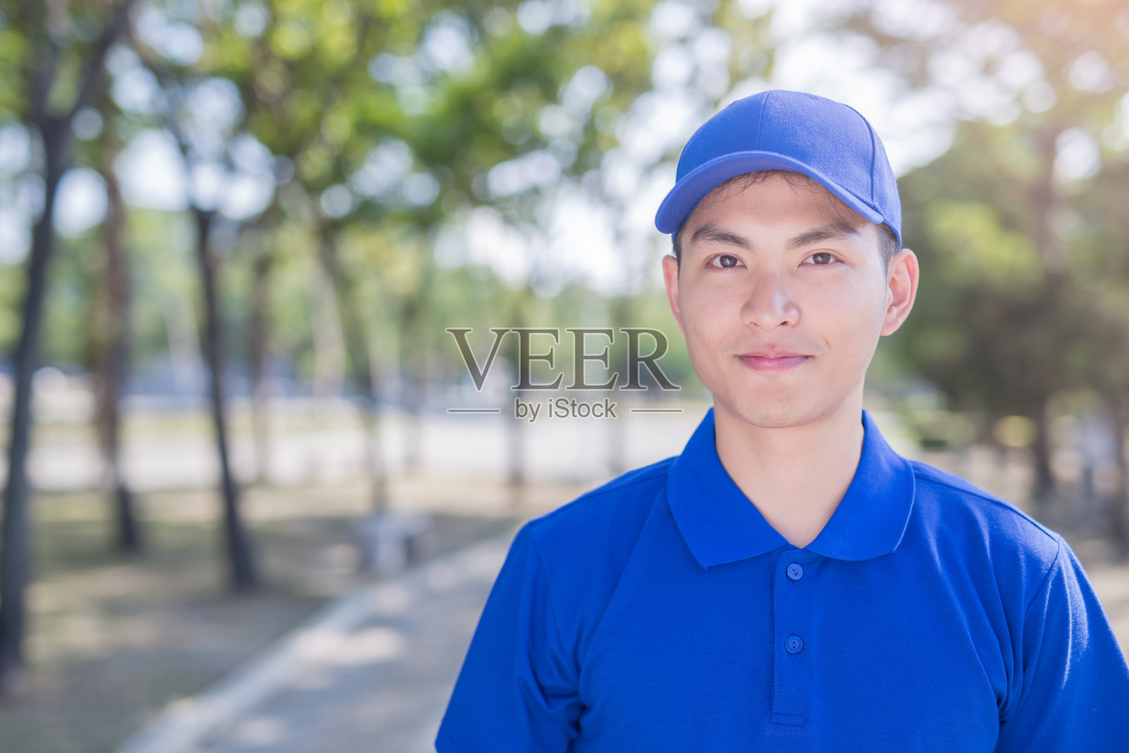 快递员微笑着站起来照片摄影图片